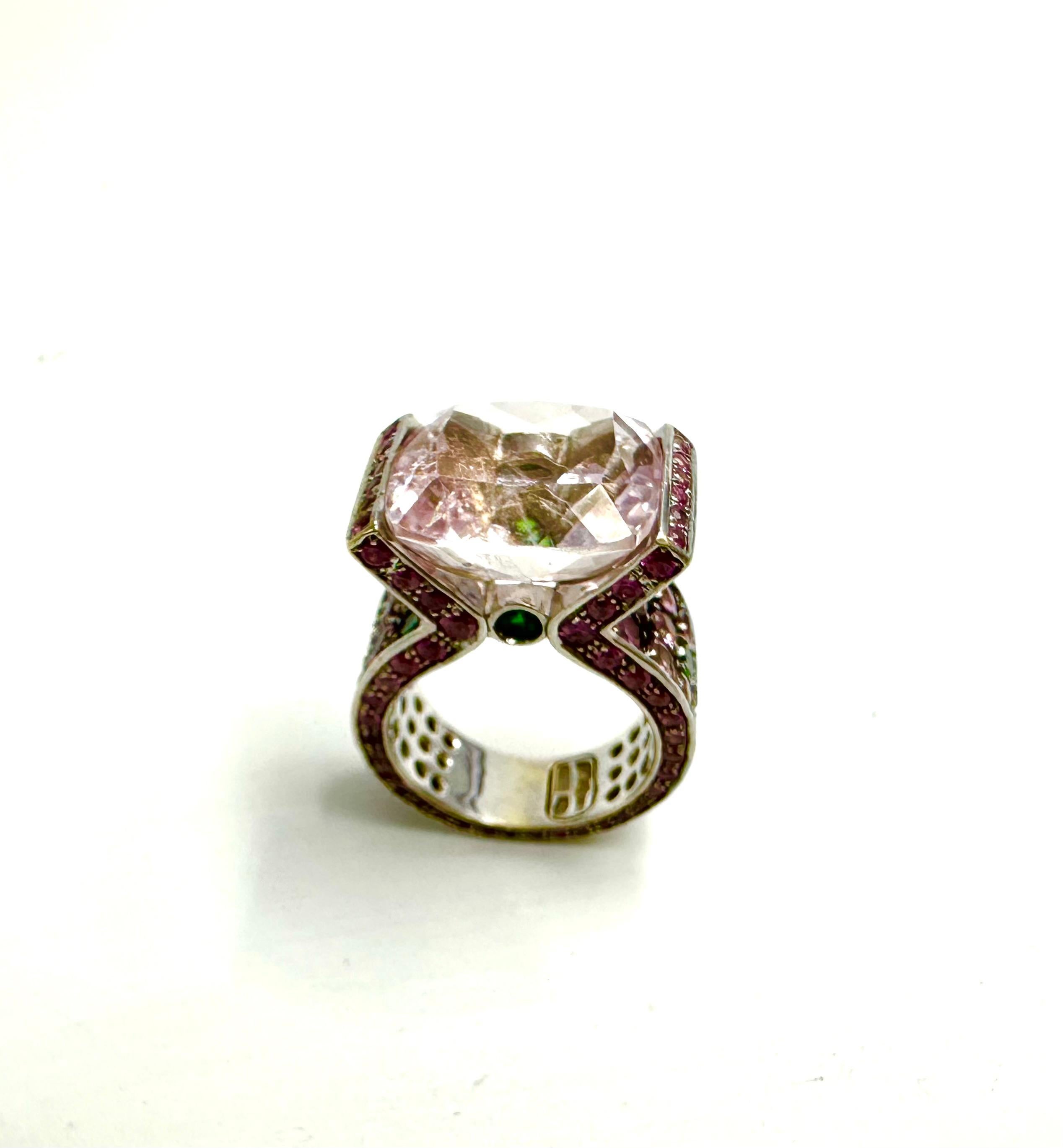Cocktail ring with kunzite and tsavorites, by Paolo Piovan In Good Condition For Sale In Sežana, SI