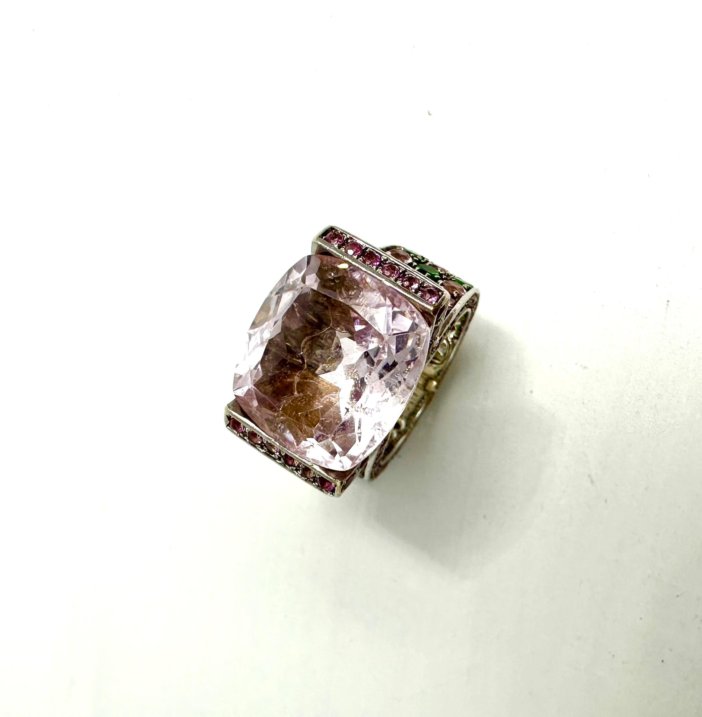 Cocktail ring with kunzite and tsavorites, by Paolo Piovan For Sale 1