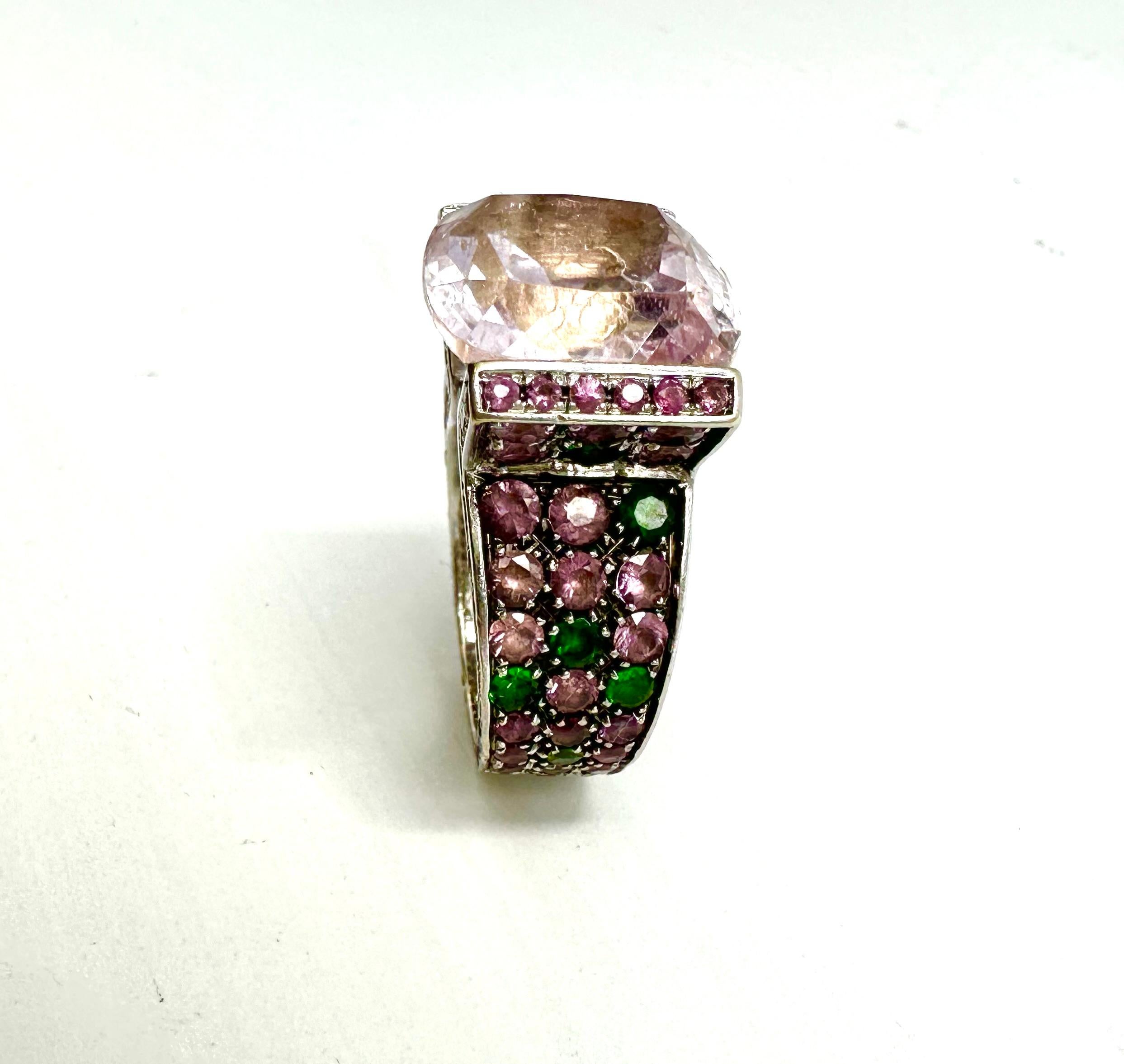 Cocktail ring with kunzite and tsavorites, by Paolo Piovan For Sale 2