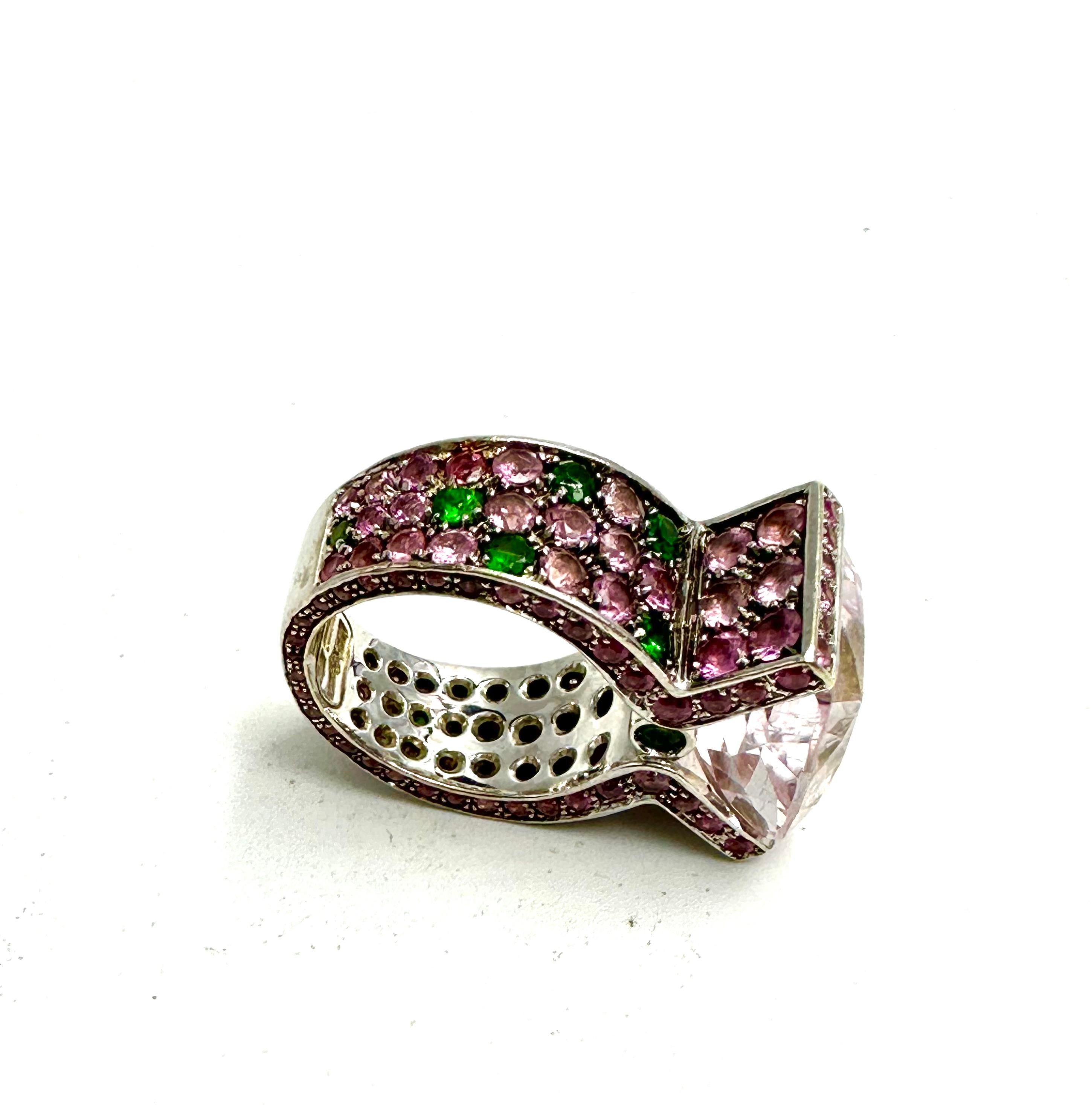 Cocktail ring with kunzite and tsavorites, by Paolo Piovan For Sale 3