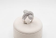 Cocktailring mit gekreuzten Bändern und Diamant-Pavé