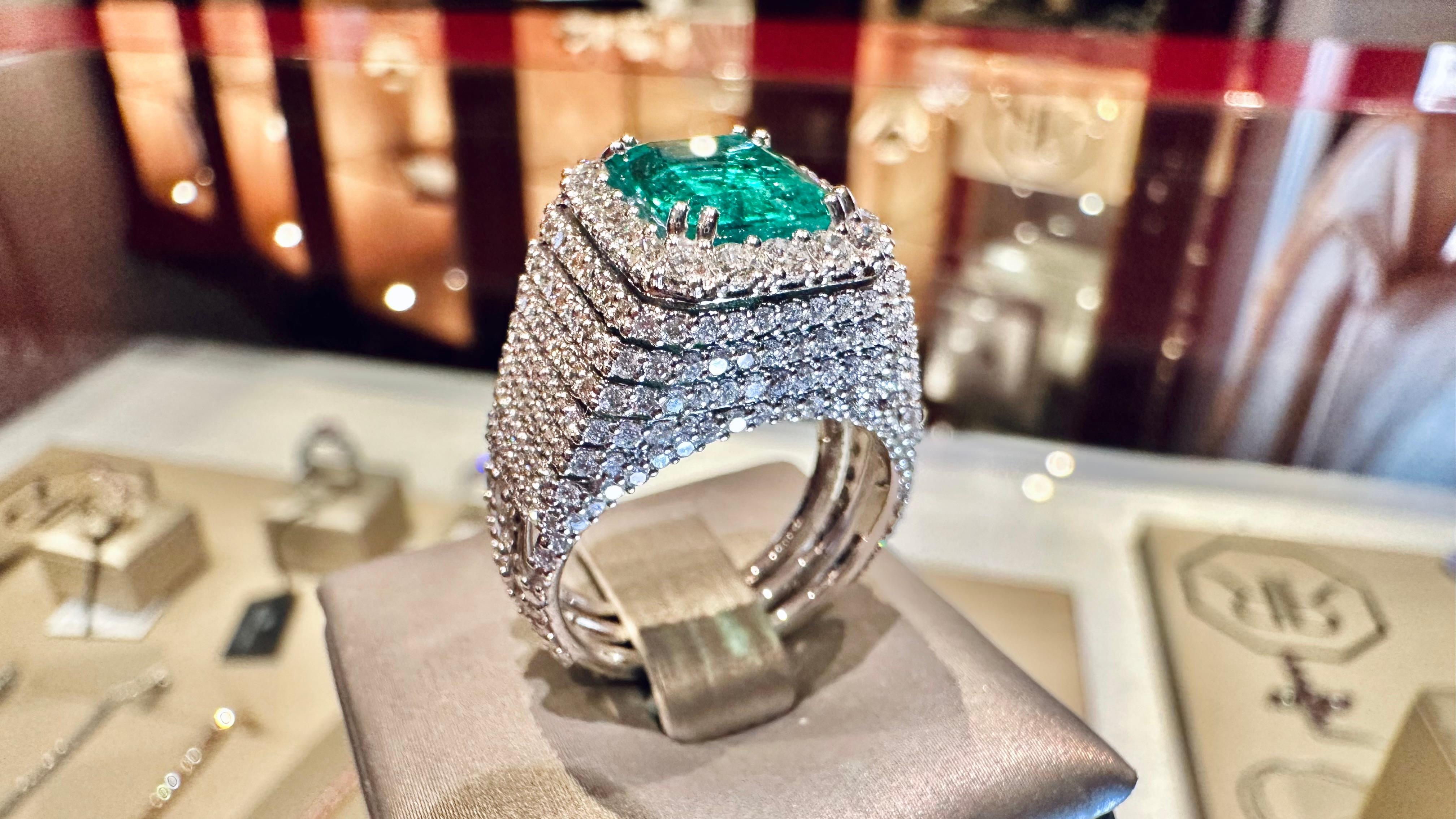 Anello Cocktail Smeraldo Colombiano e Diamanti L’Artigianato Italiano di Lusso in vendita 8