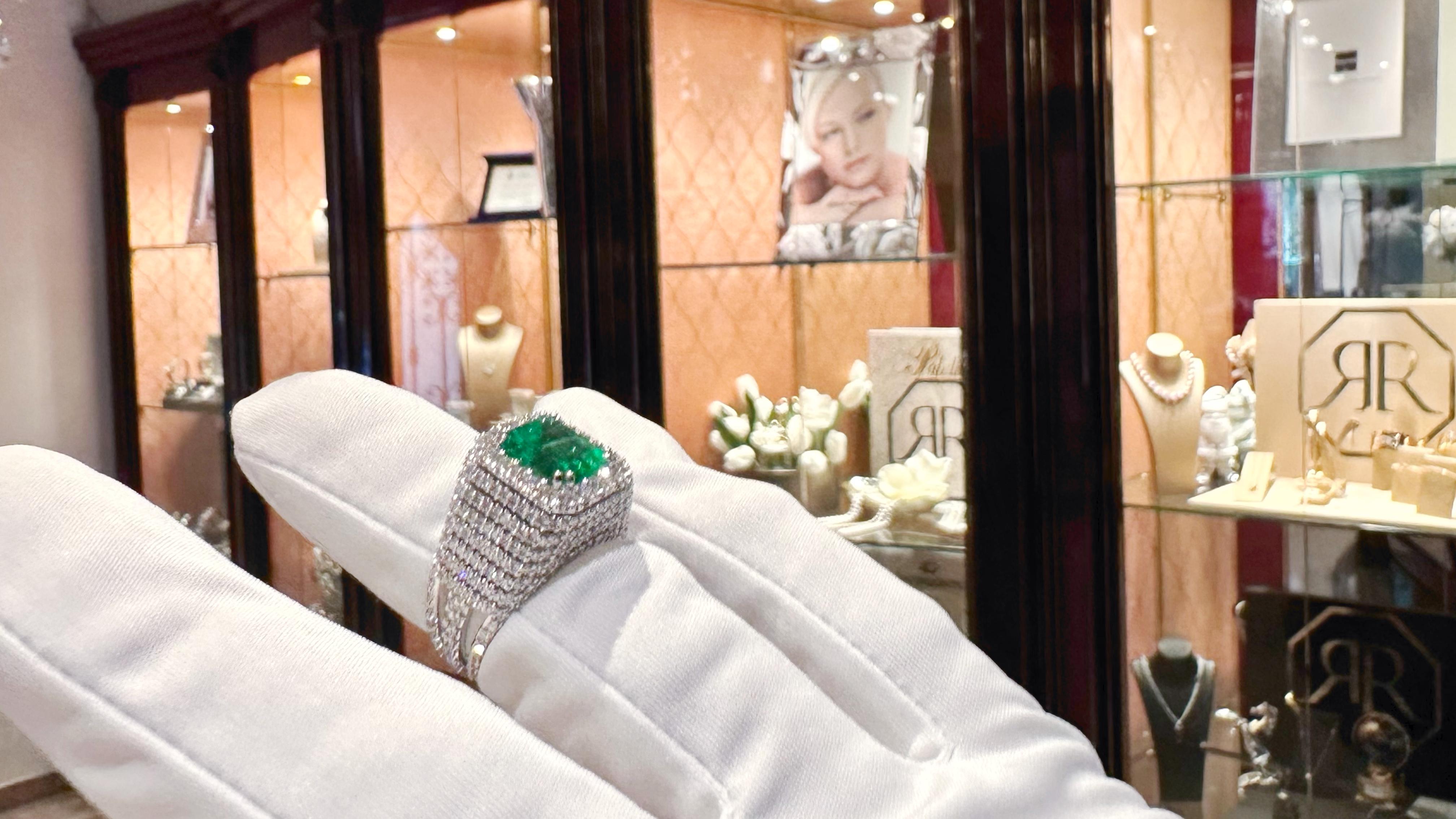 Anello Cocktail Smeraldo Colombiano e Diamanti L’Artigianato Italiano di Lusso in vendita 9