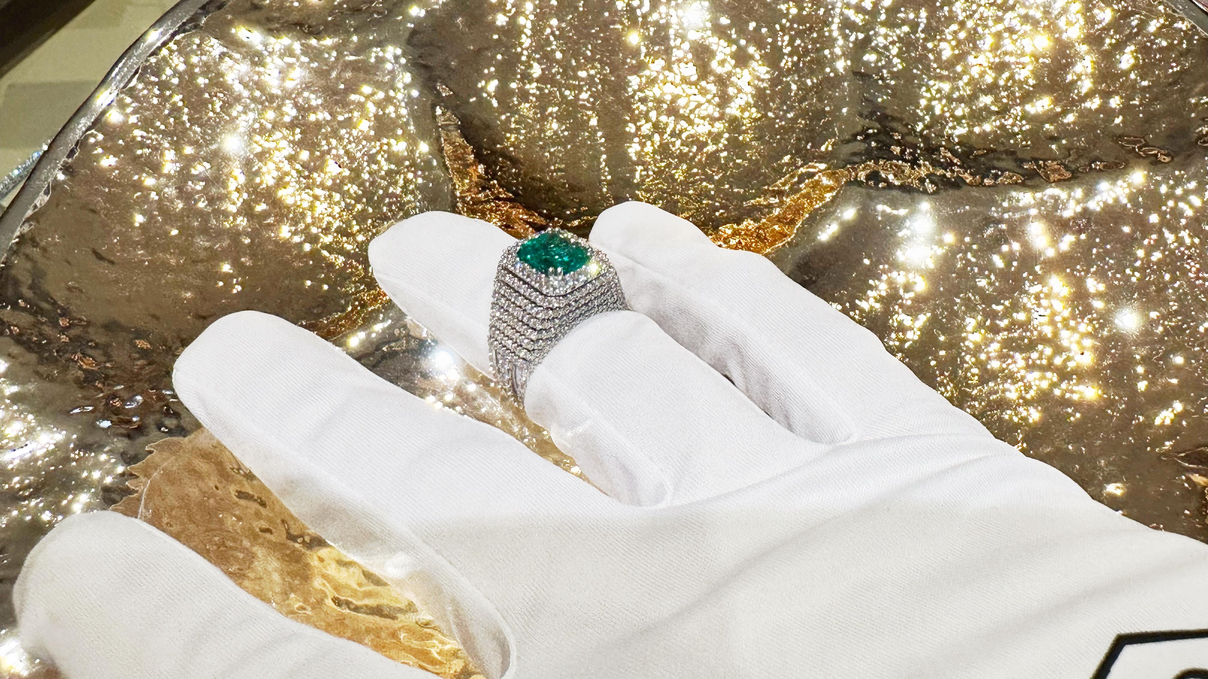 Anello Cocktail Smeraldo Colombiano e Diamanti L’Artigianato Italiano di Lusso In condizioni Nuovo in vendita a Guidizzolo, IT