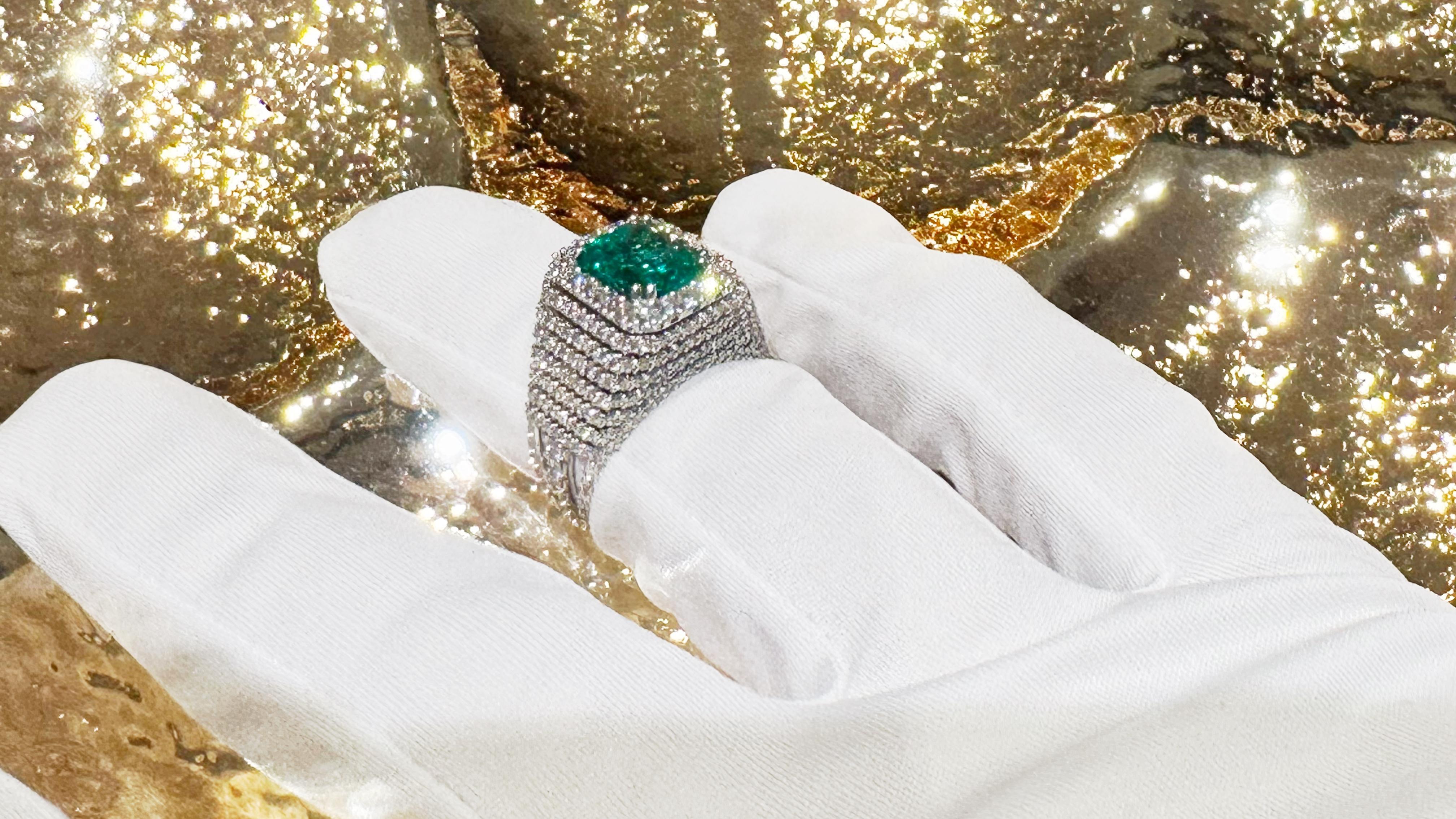 Donna Anello Cocktail Smeraldo Colombiano e Diamanti L’Artigianato Italiano di Lusso in vendita