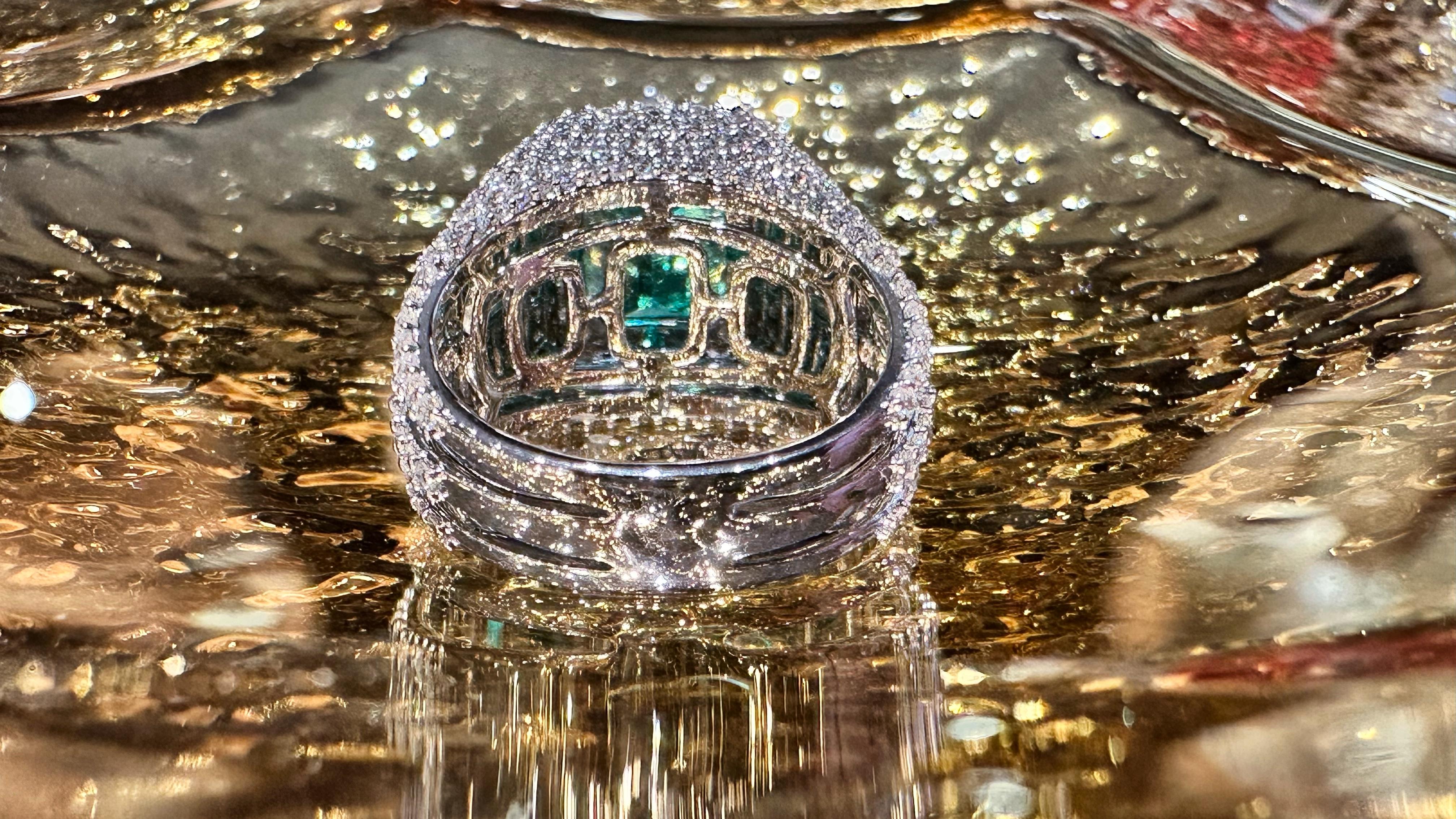 Anello Cocktail Smeraldo Colombiano e Diamanti L’Artigianato Italiano di Lusso in vendita 1