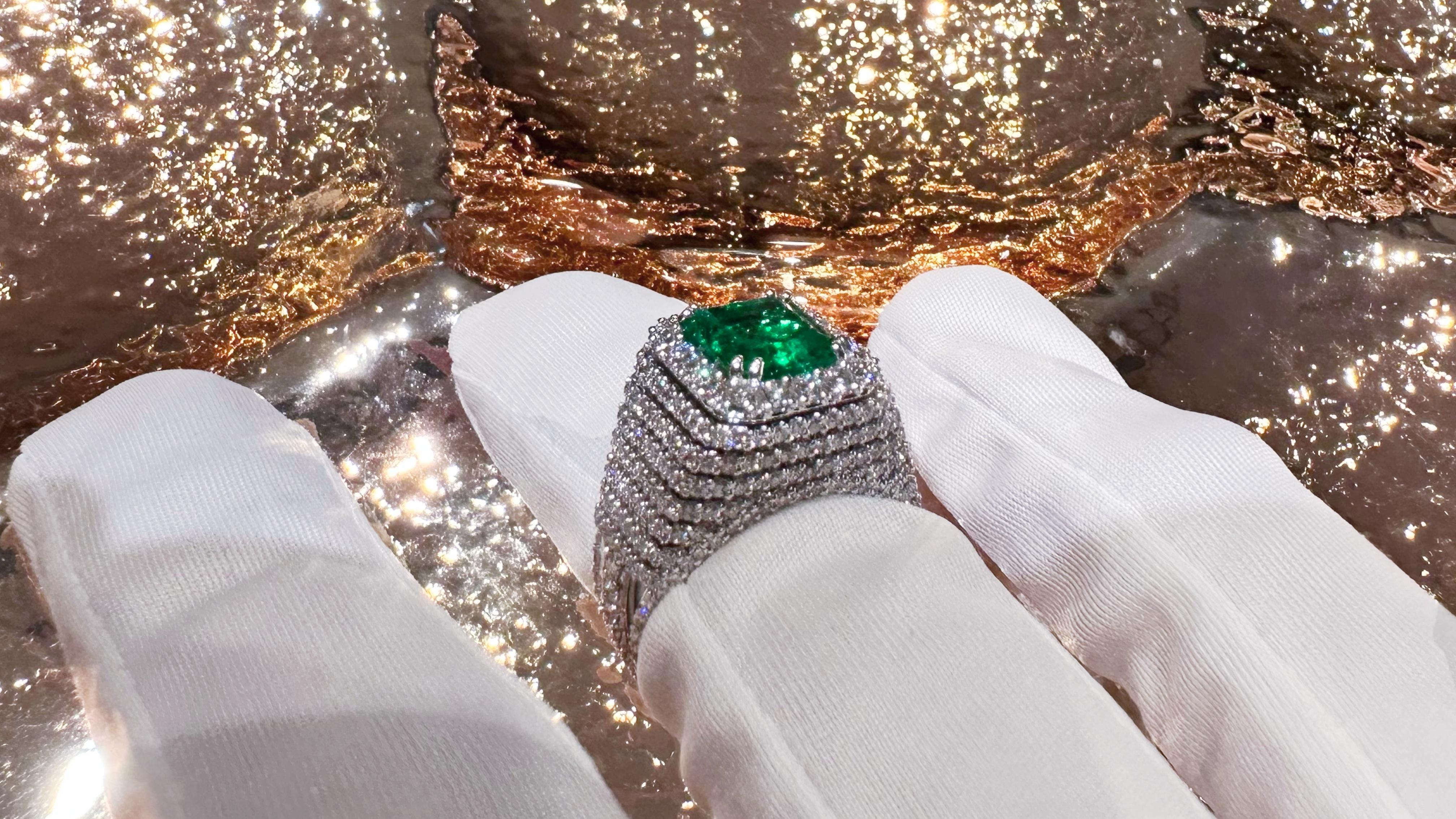 Anello Cocktail Smeraldo Colombiano e Diamanti L’Artigianato Italiano di Lusso in vendita 2