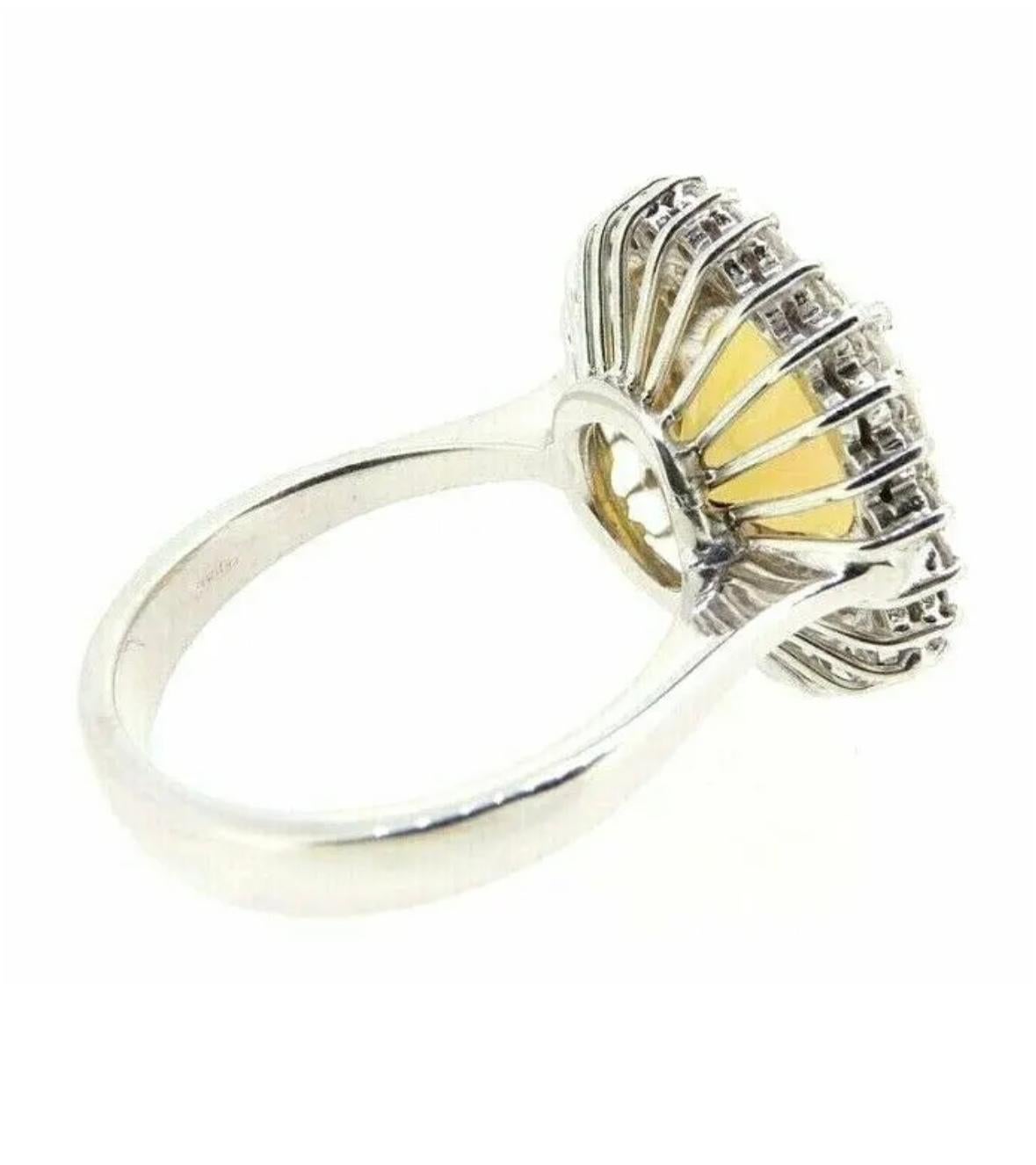Cocktailring aus eigener Herstellung, aus 18 Karat Weißgold mit natürlichem Edelopal von 3,16 Karat und natürlichen Diamanten von insgesamt 1,27 Karat.
Diamanten der Qualität VS1, Farbe H und sehr guter Schliff.
 
Durchmesser des Ringkopfes 1,7 cm,