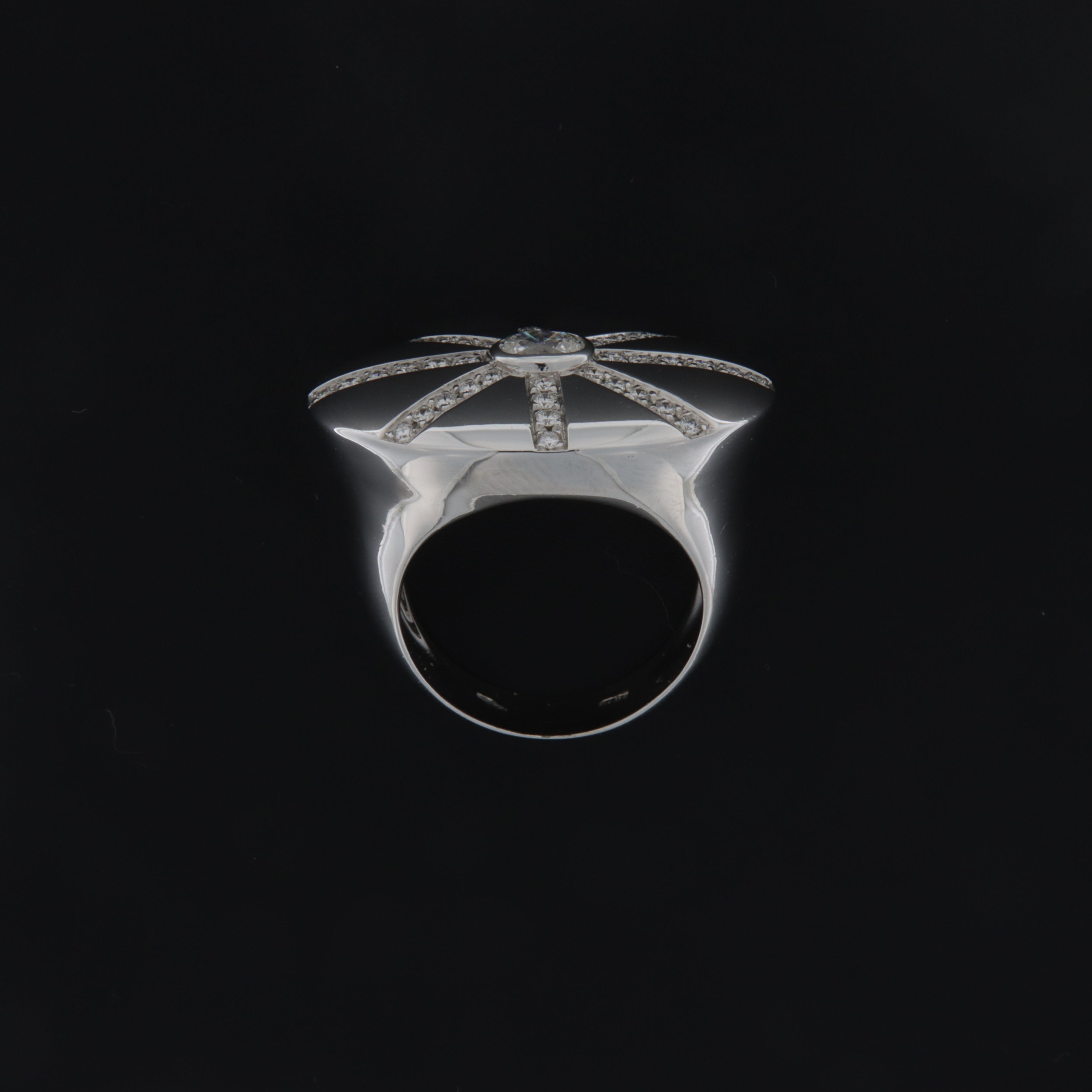 La forme ovale au sommet crée un motif de rayons avec des diamants convergeant vers le diamant central de taille ovale.