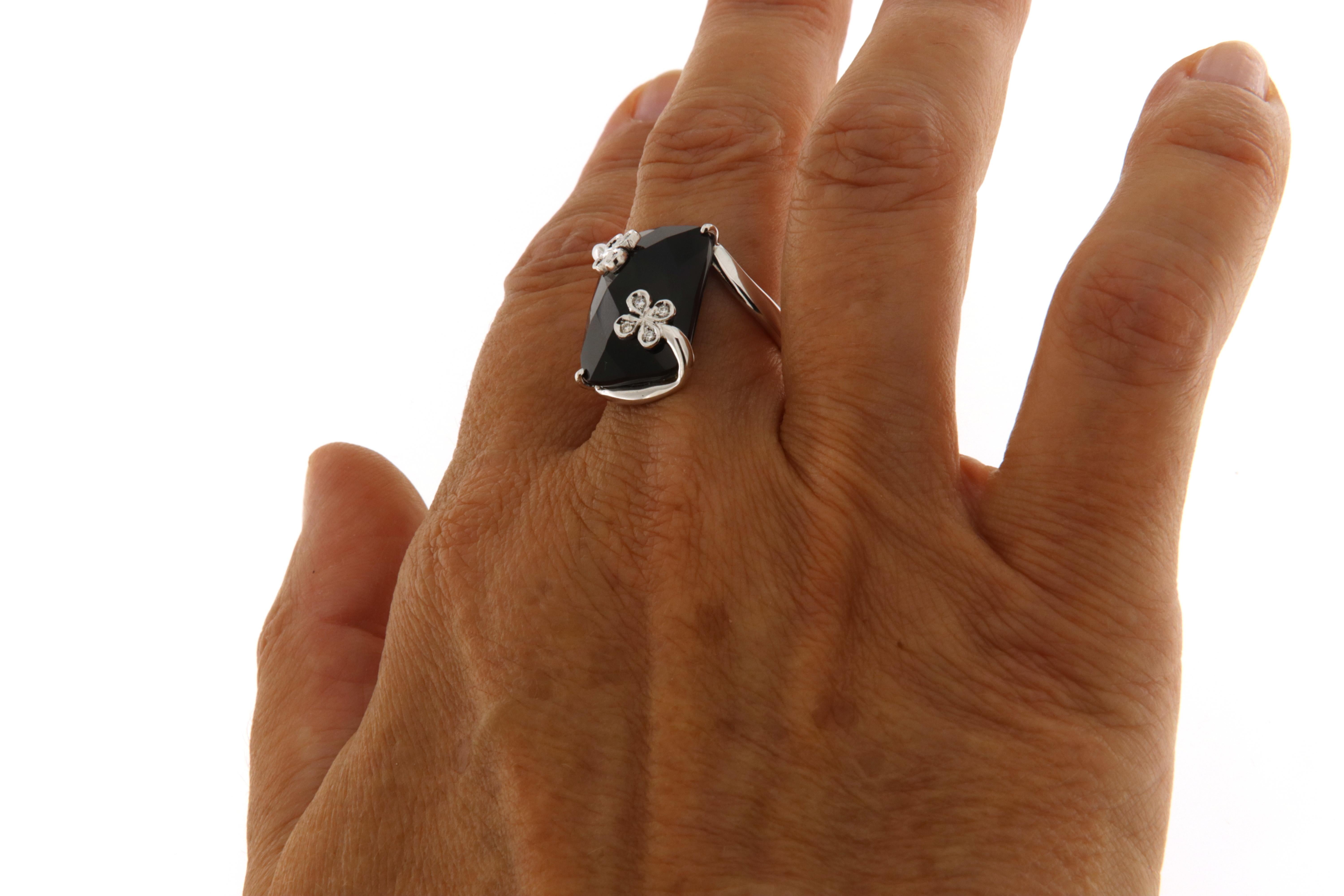 Round Cut White gold coktail ring with faceted rectangular onyx and diamonds For Sale