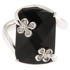 White gold coktail ring with faceted rectangular onyx and diamonds