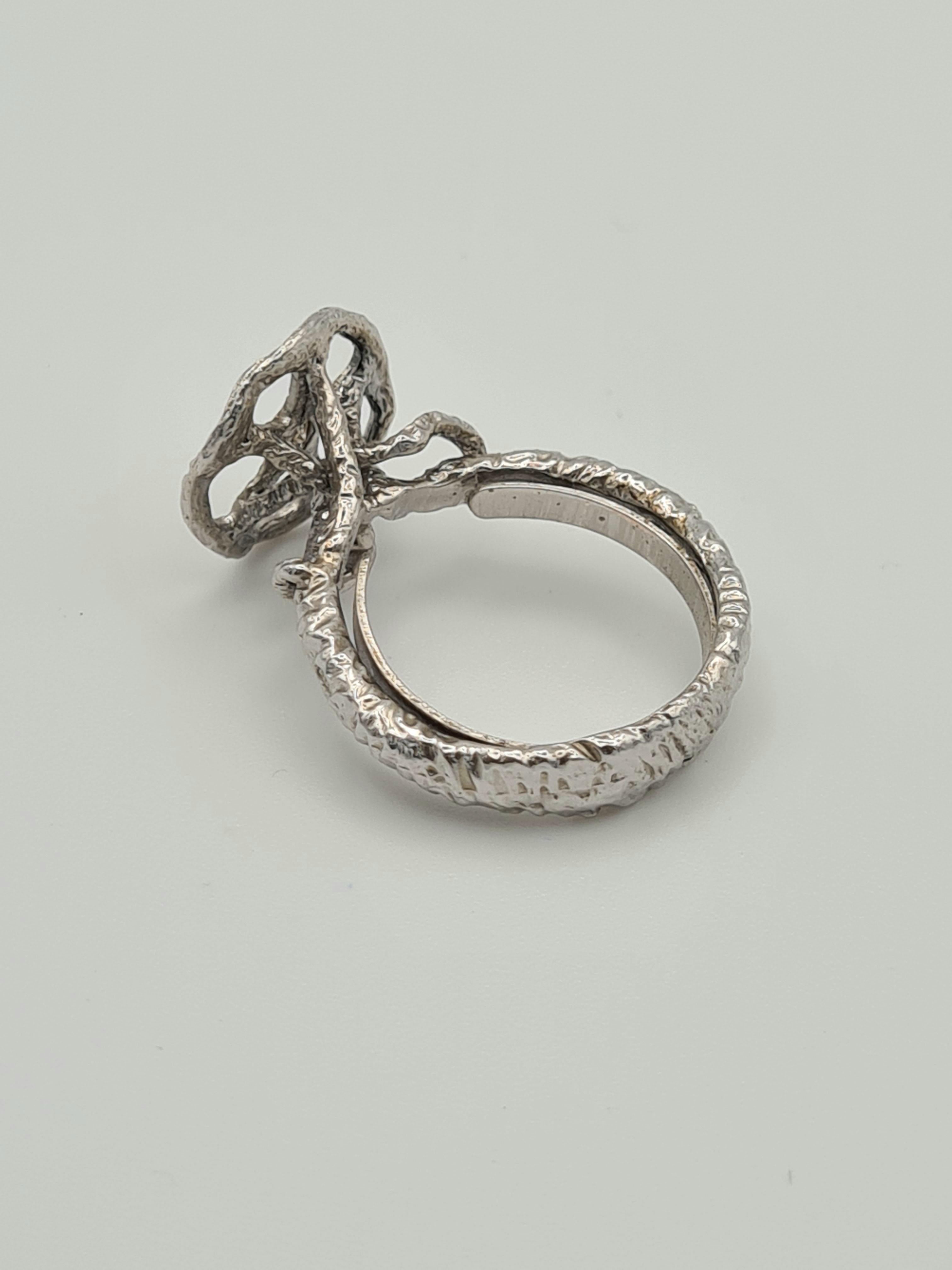 Anello Disco Traforato, realizzato a mano con l'antica tecnica della Cera Persa o microfusione, in Argento 925 placcato in Rodio e Palladio con incastonato un Diamante Naturale carati....
Quest'anello è ispirato ad un piccolo Disco Traforato,