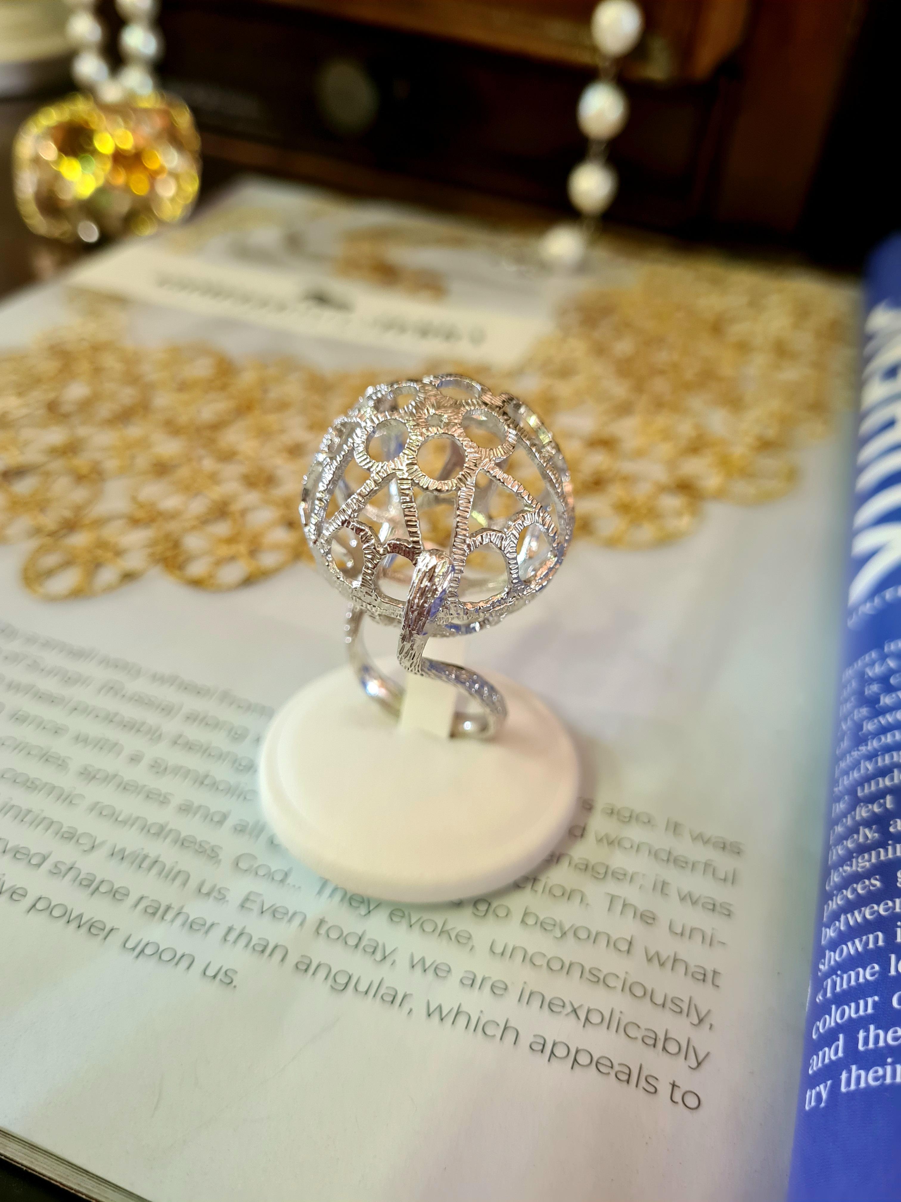 Anello Sfera Disco Traforato preistorico creato a mano con l'antica tecnica della cera persa (o microfusione) in Argento 925 placcato in Rodio e Palladio.
Quest'anello fa parte della collezione ispirata ad un piccolo Disto Traforato rinvenuto nel
