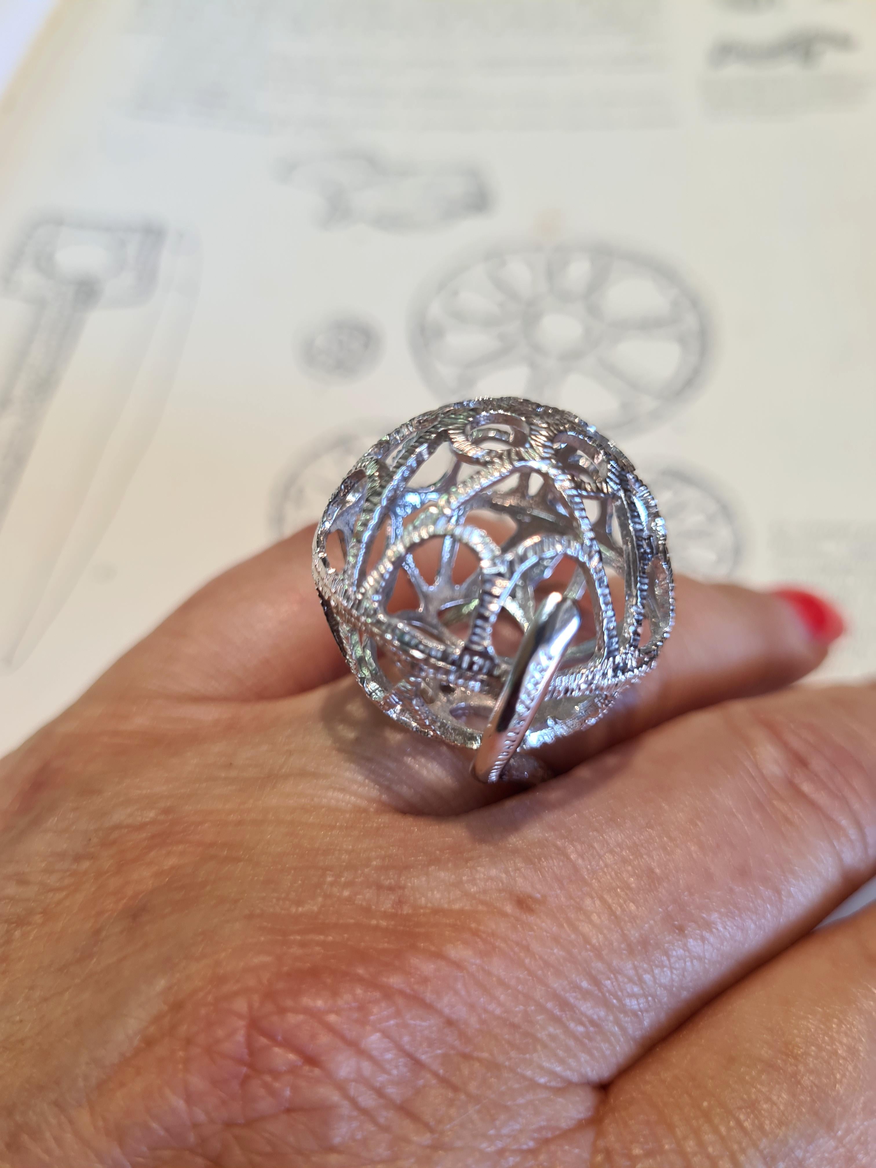 Women's or Men's Anello collezione Disco Traforato preistorico For Sale