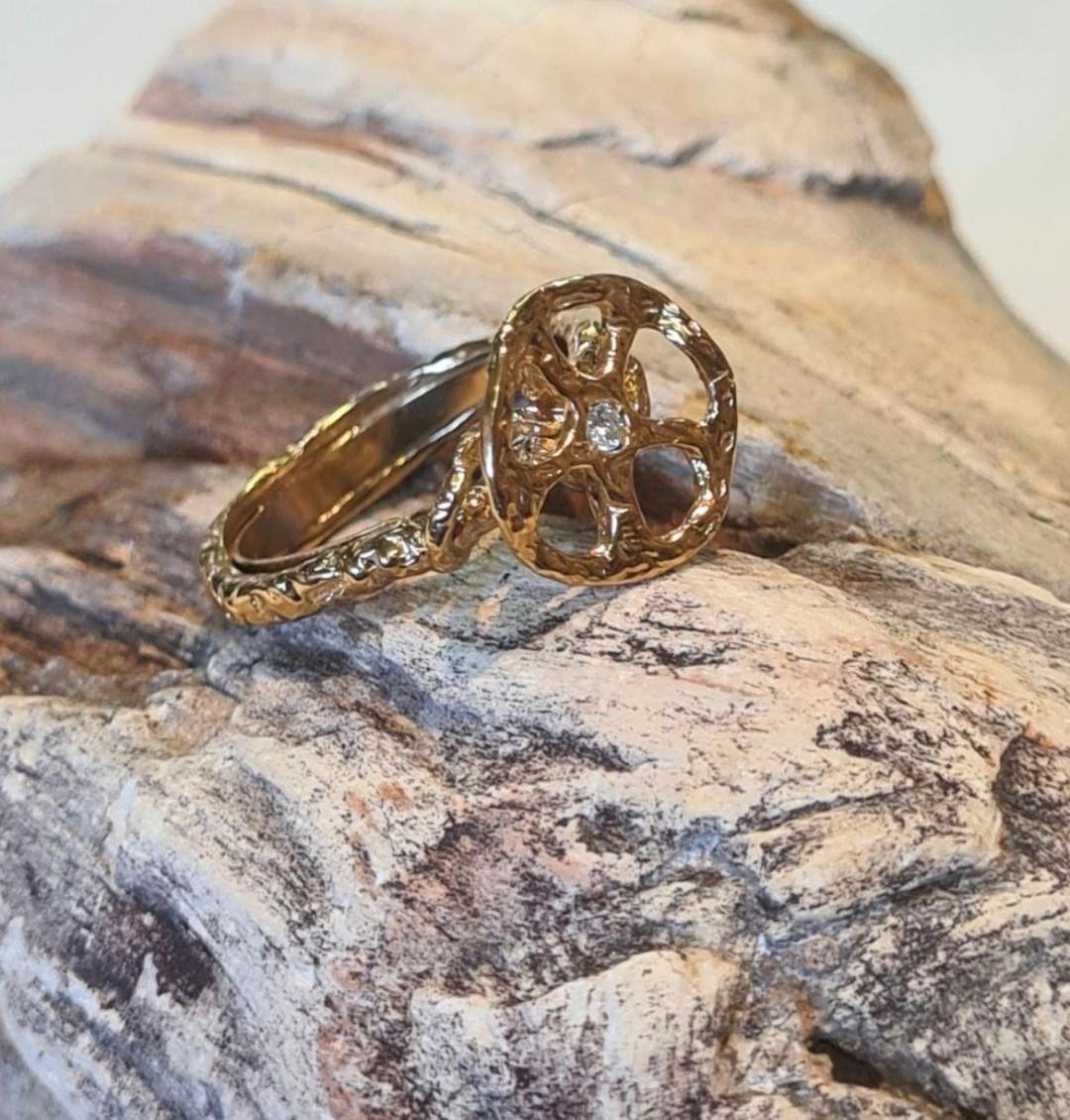 Anello Disco Traforato, von Hand gefertigt mit der antiken Technik des Cera Persa oder Mikrofusion, in Argento 925 placcato in Rodio e Palladio oder in Oro 24 carati con incastonato un Diamante Naturale carati....
Dieses Foto stammt von einer