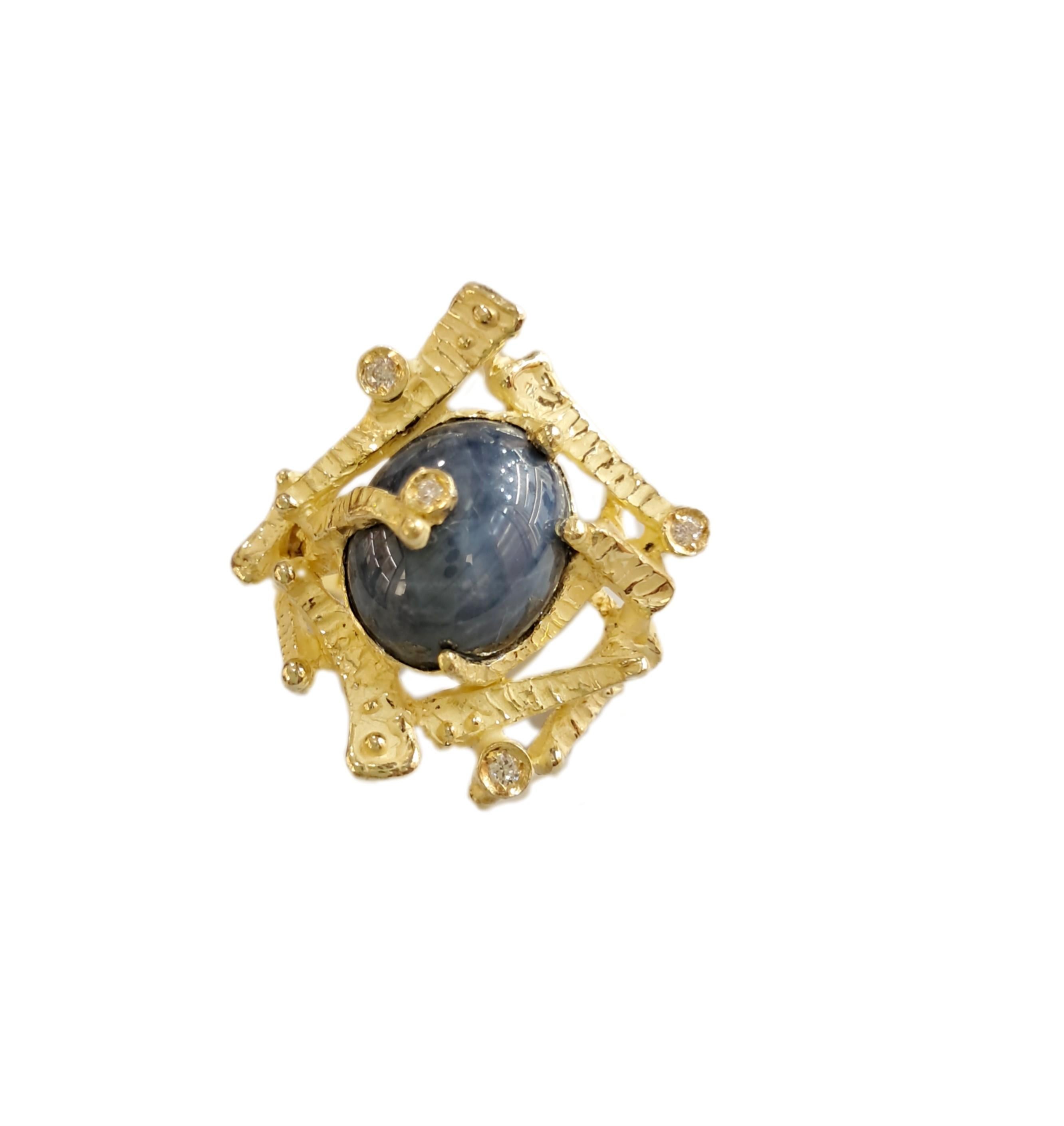Squisito pezzo unico  anello da cocktail in oro giallo satinato 18k con zaffiro stellato taglio Cabochon  e quattro diamanti carati totali 0.08, della collezione 