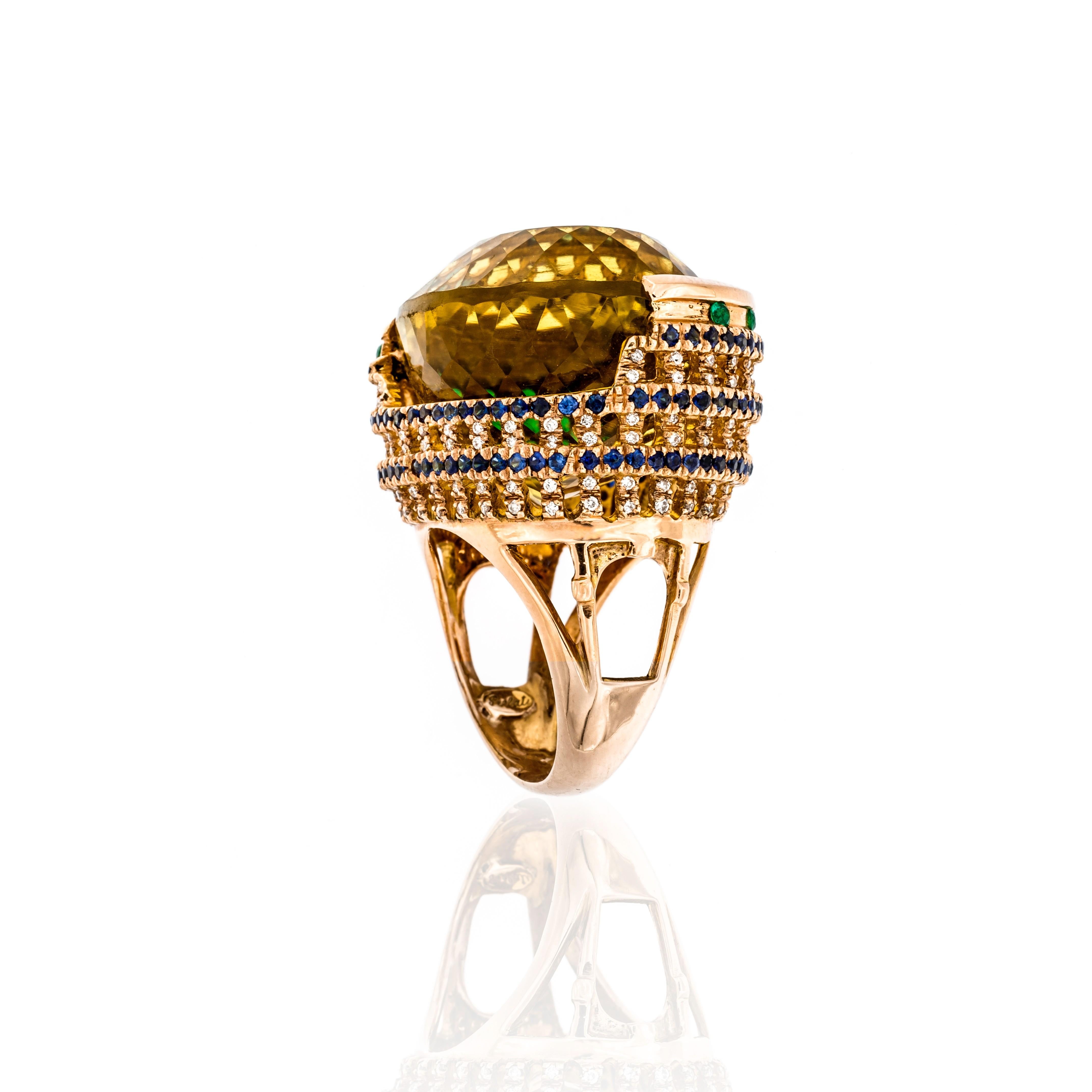 La bague Colosseo est un extraordinaire bijou artisanal, réalisé à la main selon la technique de la cire perdue en or rose 18 carats. Inspirée de l'emblématique amphithéâtre romain, cette bague capture la majesté du Colisée avec des détails