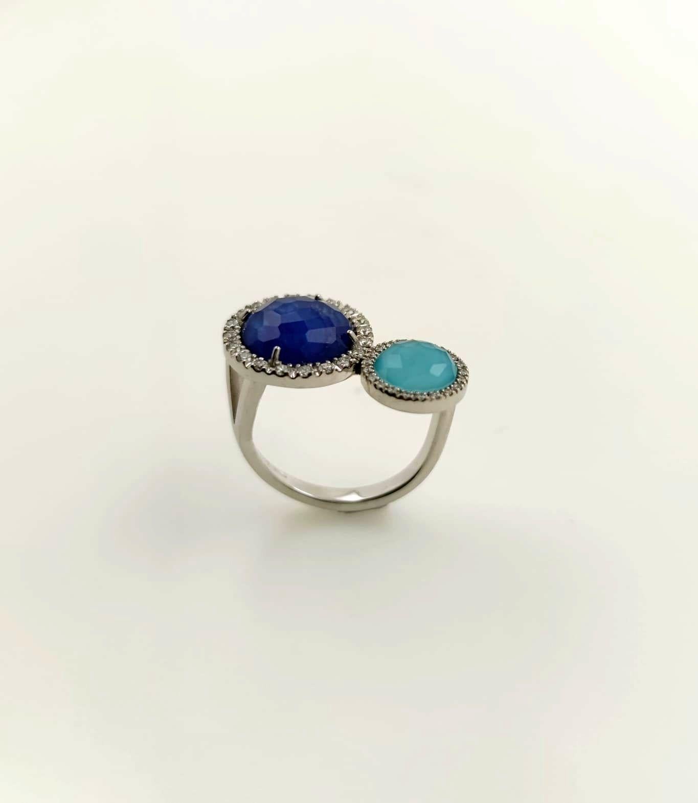 Anello con diamanti bianchi e triplette con zaffiro blu e turchese Corte Briolette en venta