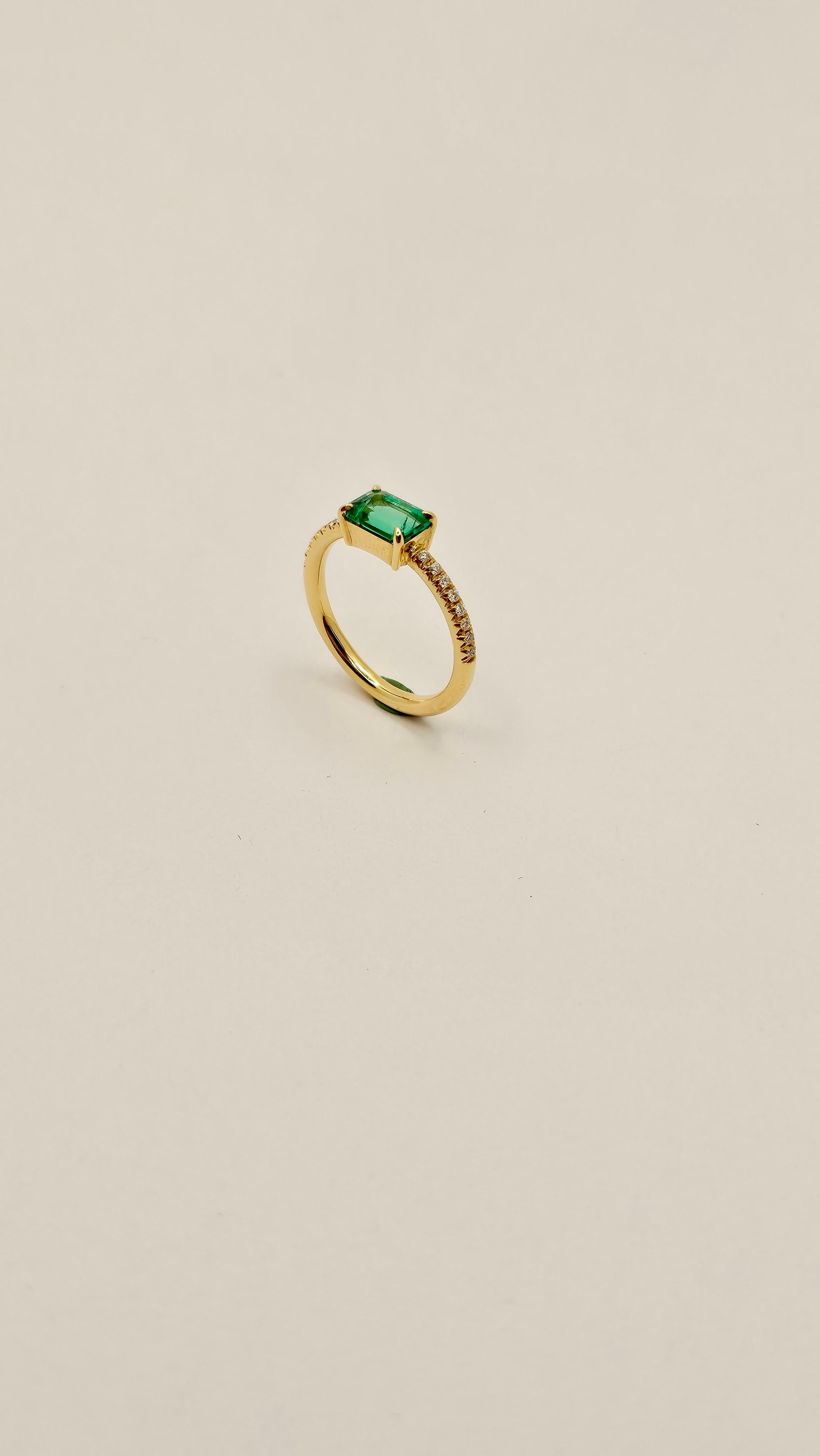 A jewelry classic with modern details such as the choice to make it in 18 kt yellow gold.
The center stone is a rectangular-cut Emerald, mm 5x7, which has very few inclusions within it and a bright, light green color.
The band is embellished with