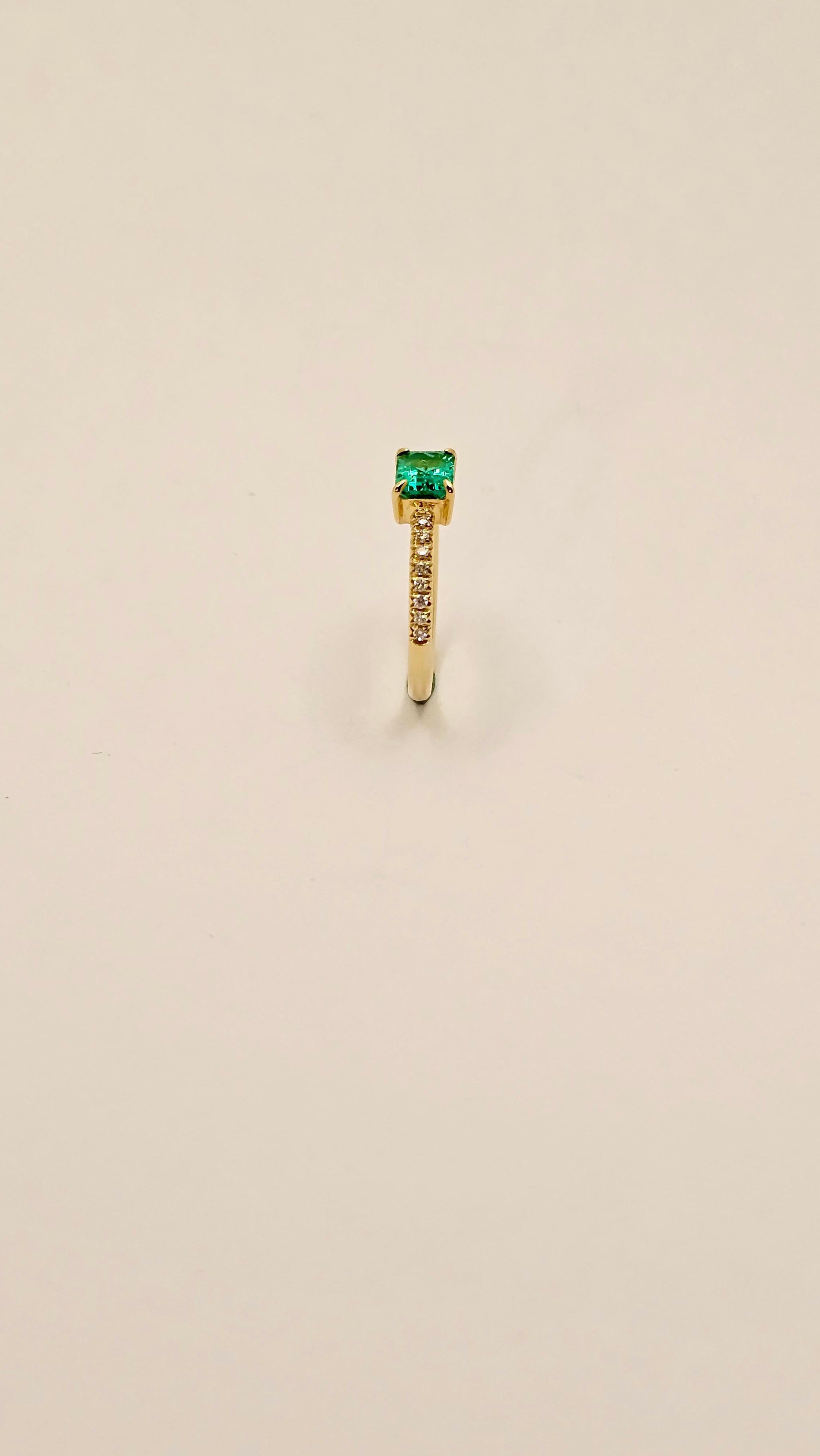 Contemporary Emerald and Diamond Ring in 18Kt Yellow Gold For Sale