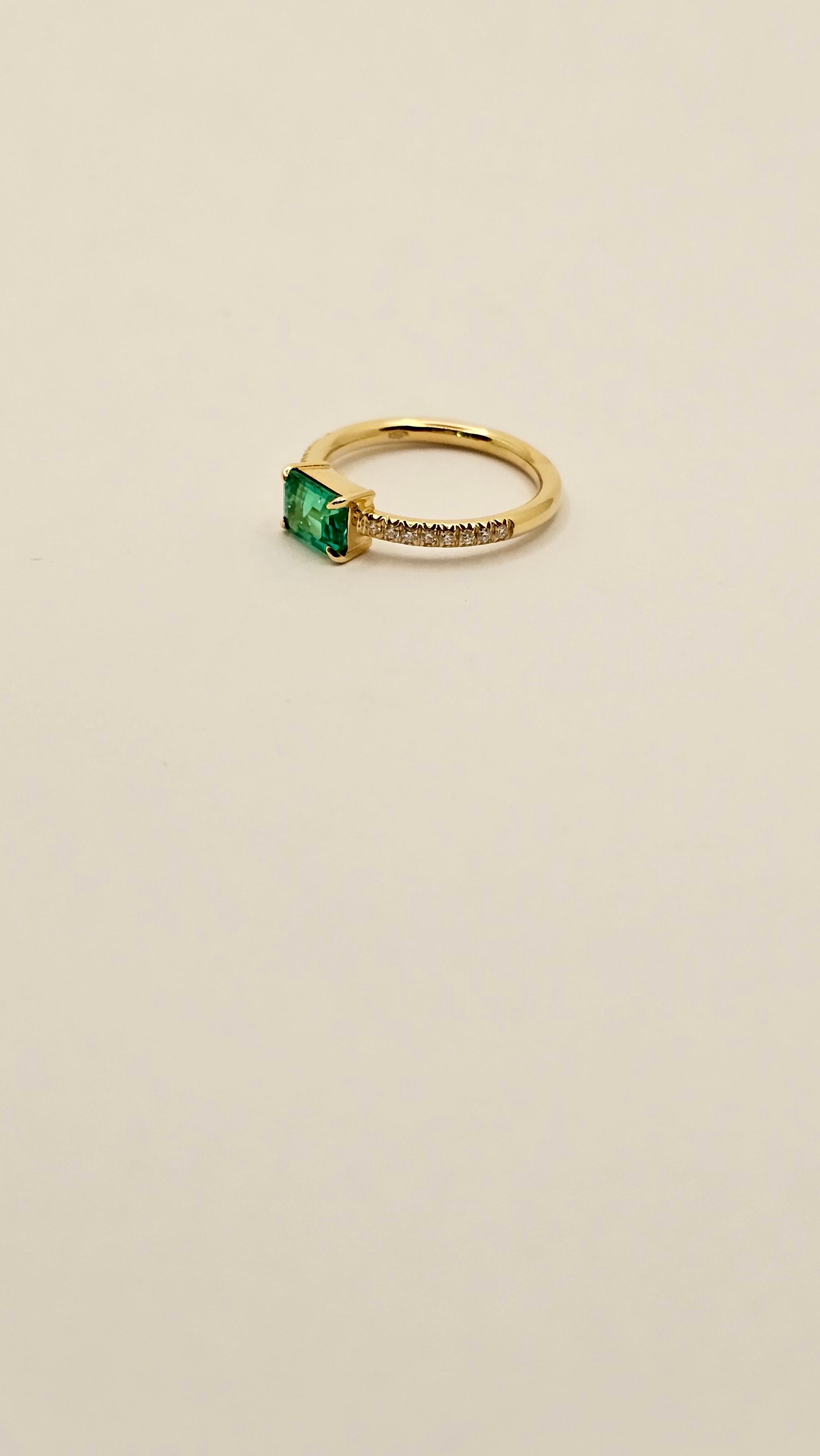 Emerald Cut Bague en or jaune 18Kt avec émeraude et diamant en vente