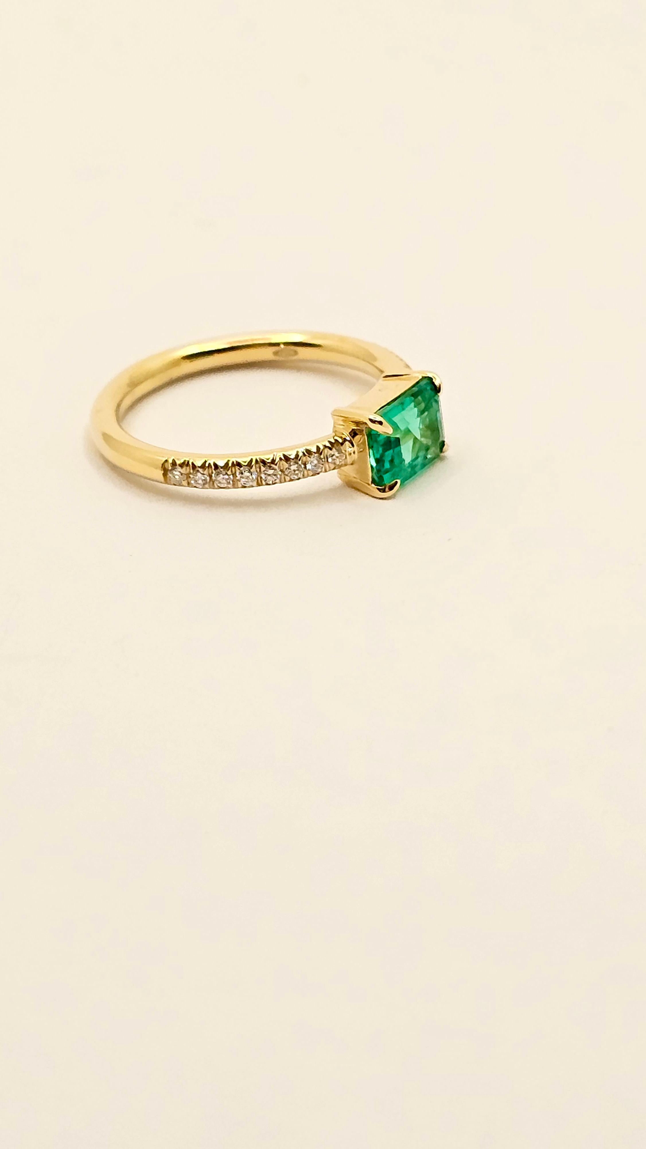 Emerald and Diamond Ring in 18Kt Yellow Gold In New Condition For Sale In Cattolica, IT