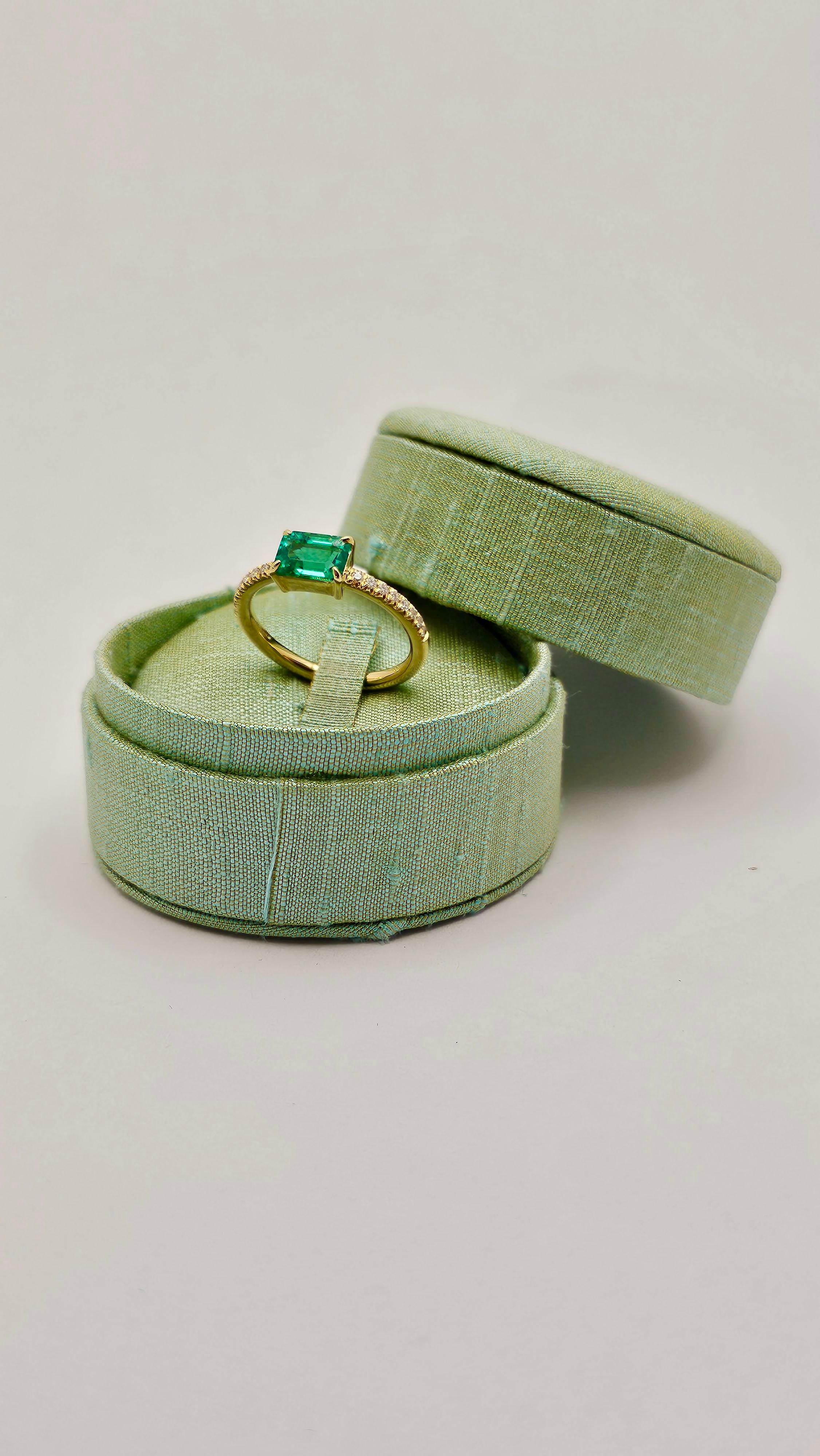 Emerald and Diamond Ring in 18Kt Yellow Gold For Sale 1
