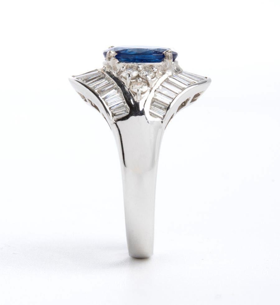 Saphir- und Diamantring aus 18 Karat Weißgold, besetzt mit einem ovalen Saphir, umgeben von Baguette-Diamantbändern und flankiert von Brillanten.
Nr. 01 ovaler Saphir, Komposit-Schliff, ca. 2,00 ct. (Nachweis der Wärmebehandlung). 
Nr. 06 runde