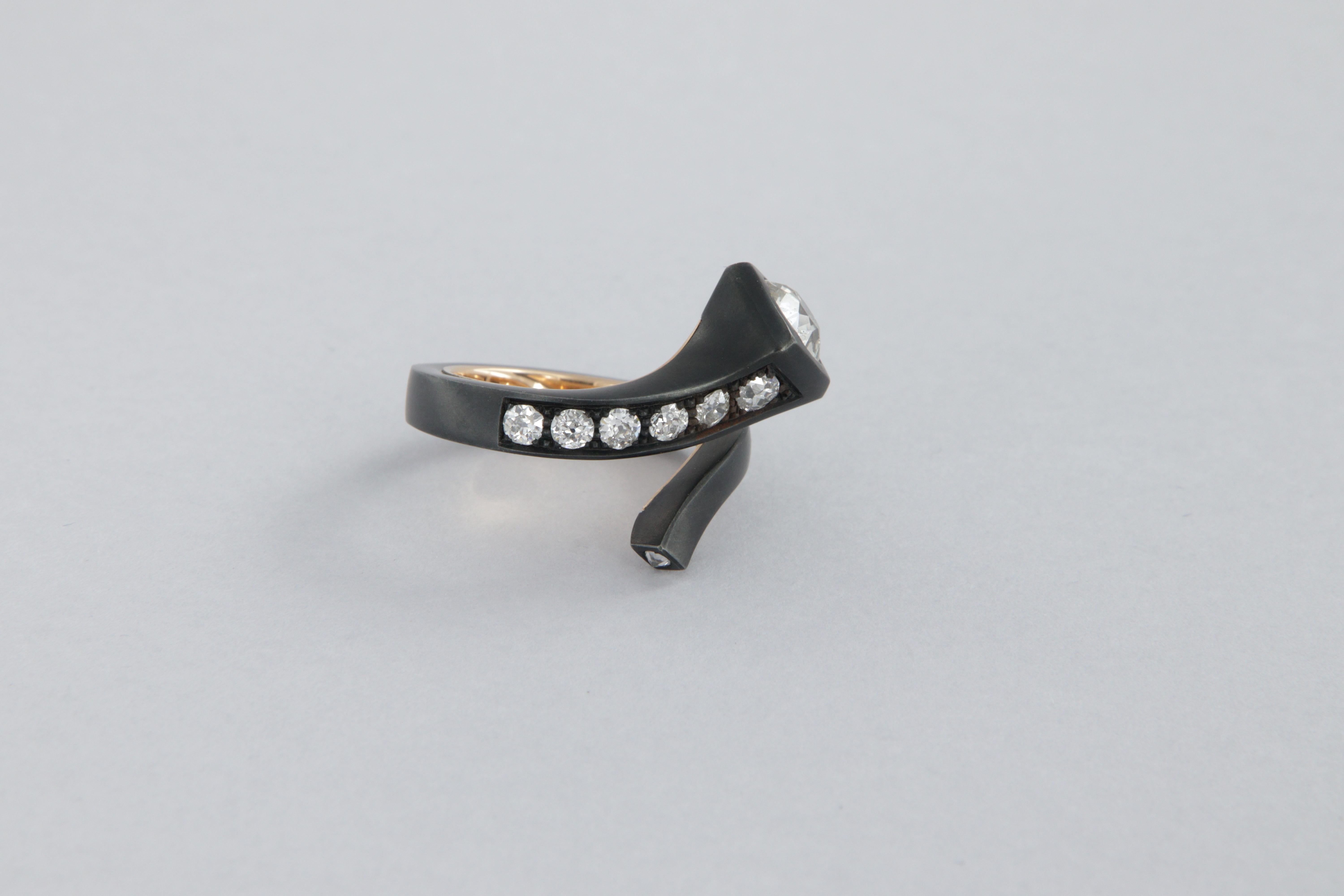 Bague en fer et or rose 18 carats, poids total 8,8 grammes, avec un diamant principal de taille ancienne européenne pesant 1,09 carats P pureté et couleur K-L orné d'autres diamants plus petits également de taille ancienne européenne pesant 0,76