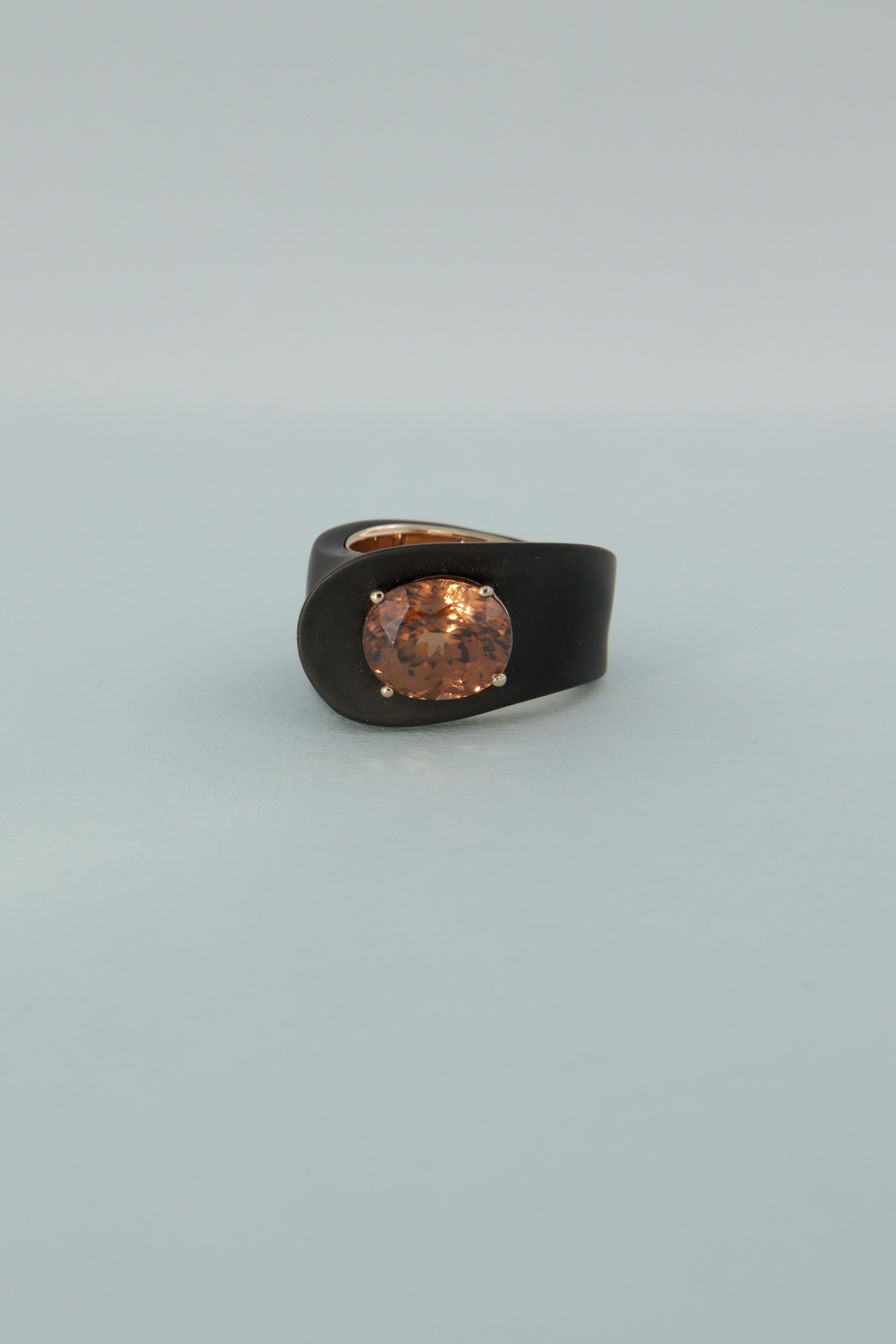 Tosti anello contemporaneo con zircone carati 7.14 in ferro e oro  For Sale 4