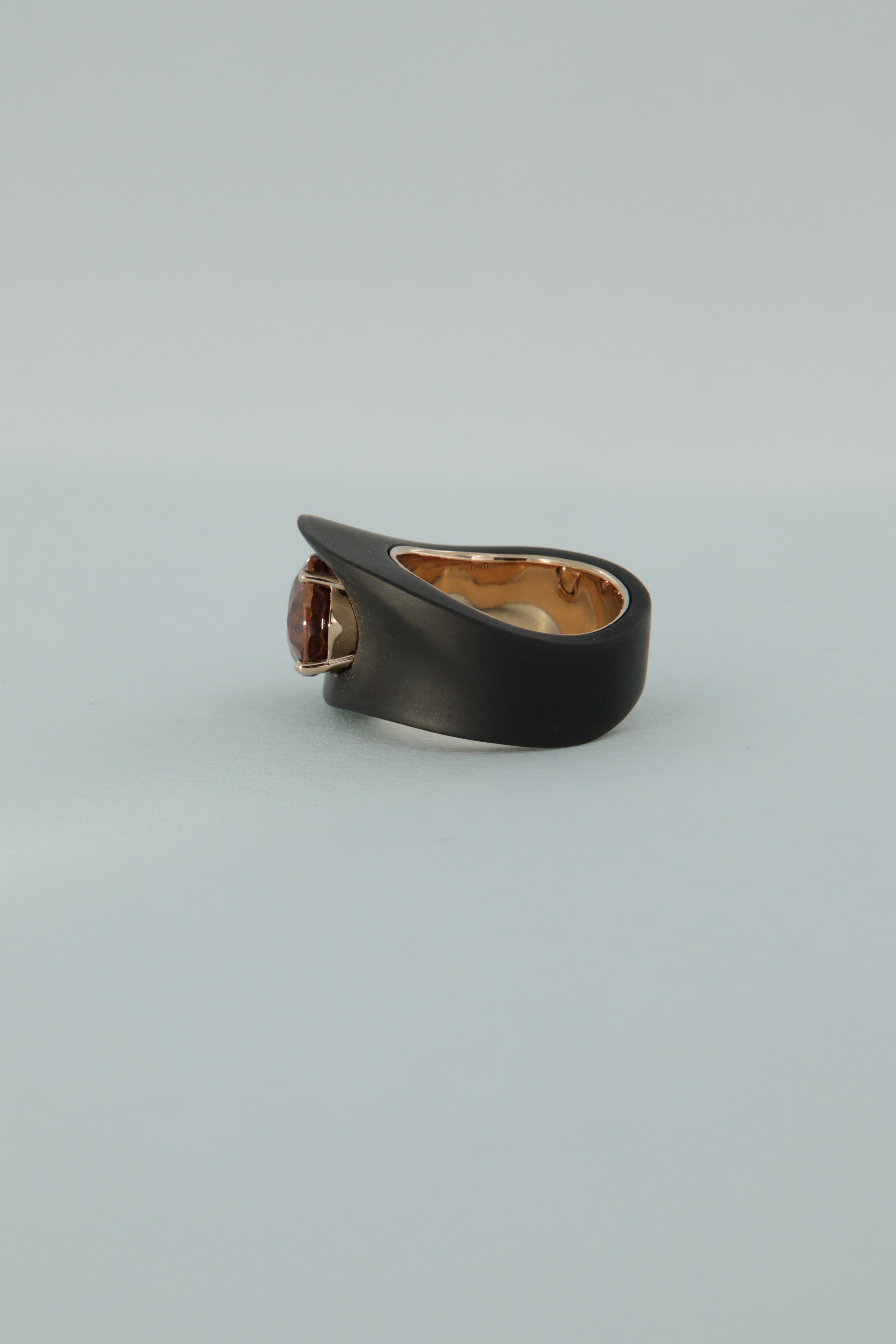 Tosti anello contemporaneo con zircone carati 7.14 in ferro e oro  For Sale 5