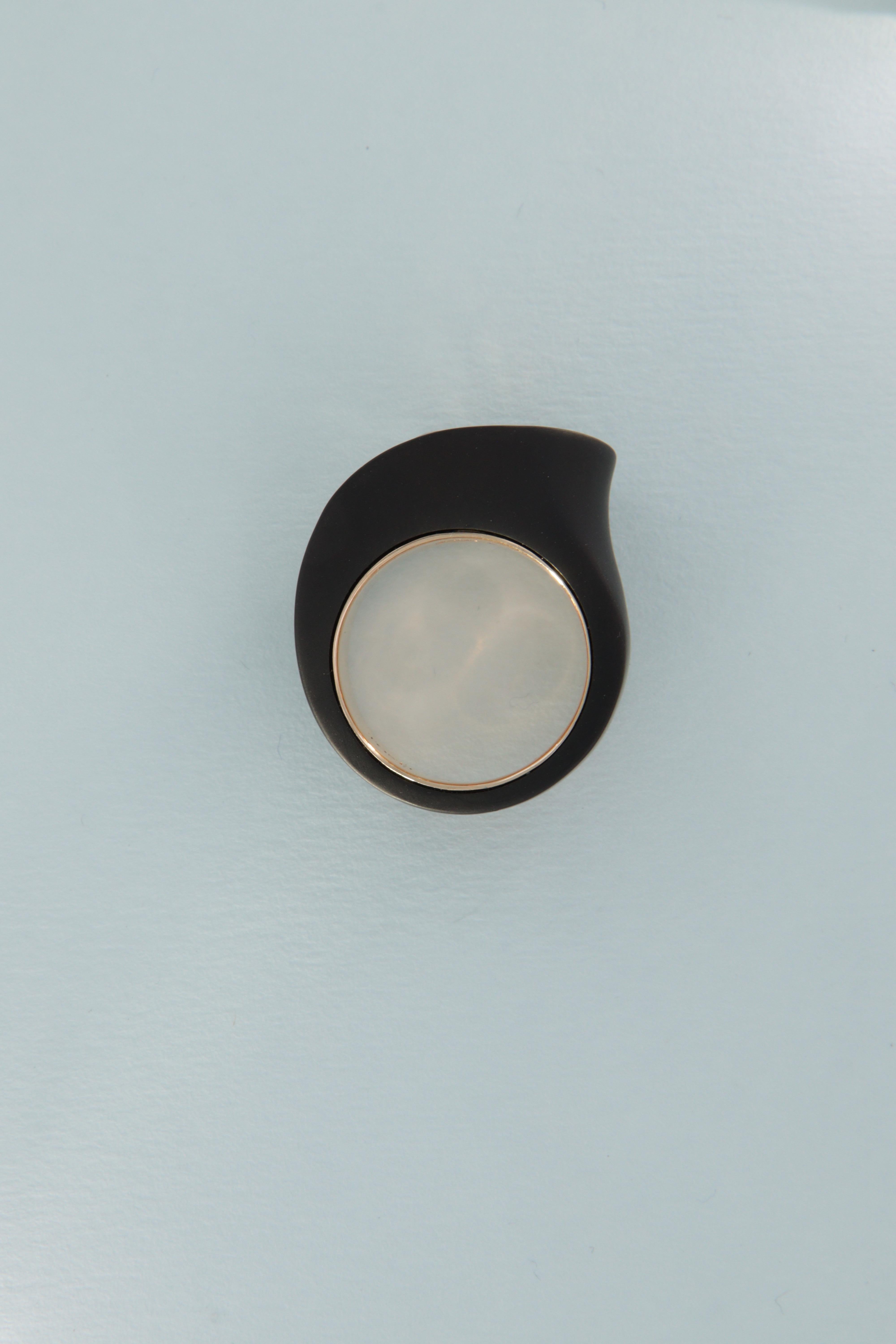Tosti anello contemporaneo con zircone carati 7.14 in ferro e oro  For Sale 6