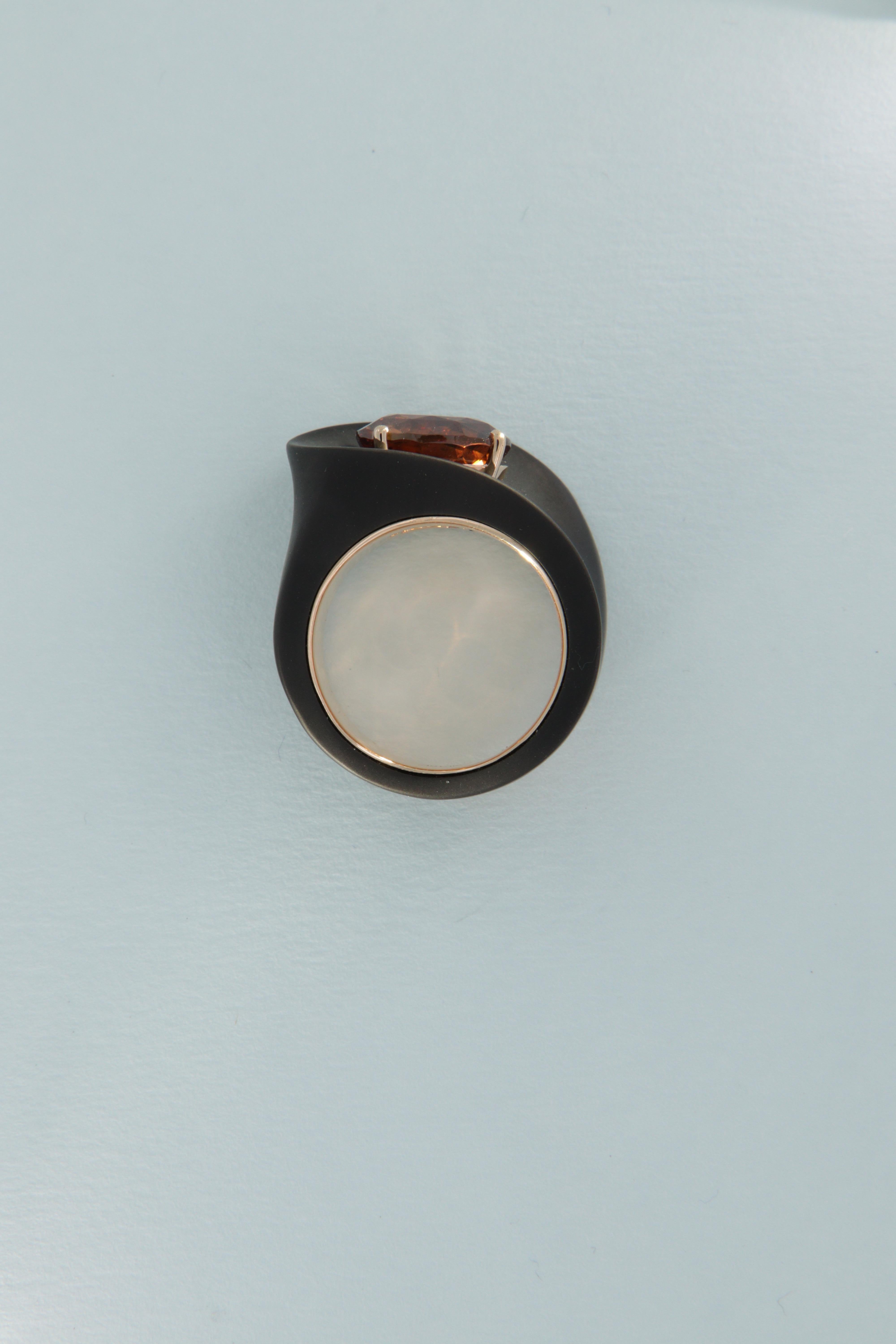 Tosti anello contemporaneo con zircone carati 7.14 in ferro e oro  For Sale 7