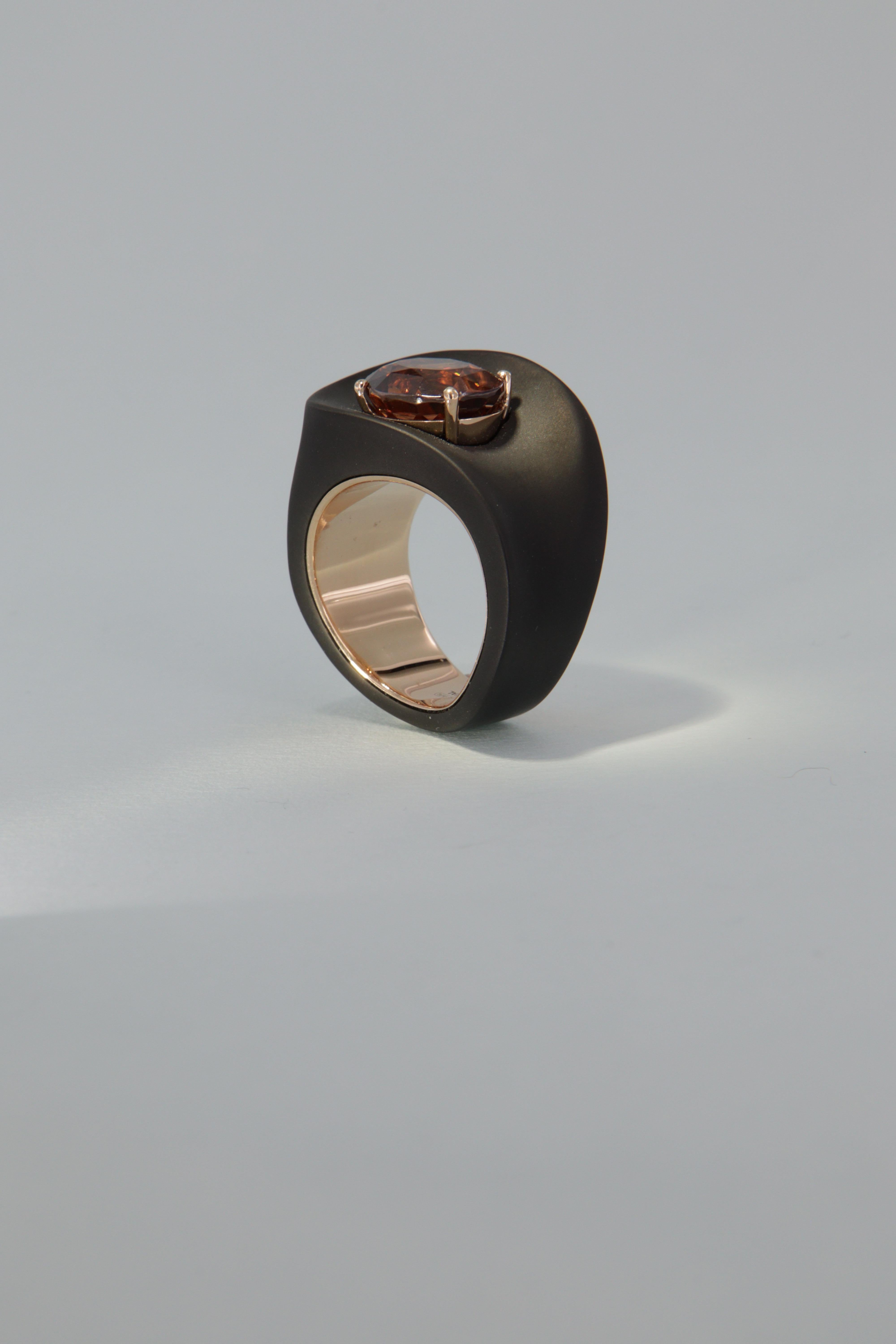 Contemporary Tosti anello contemporaneo con zircone carati 7.14 in ferro e oro  For Sale