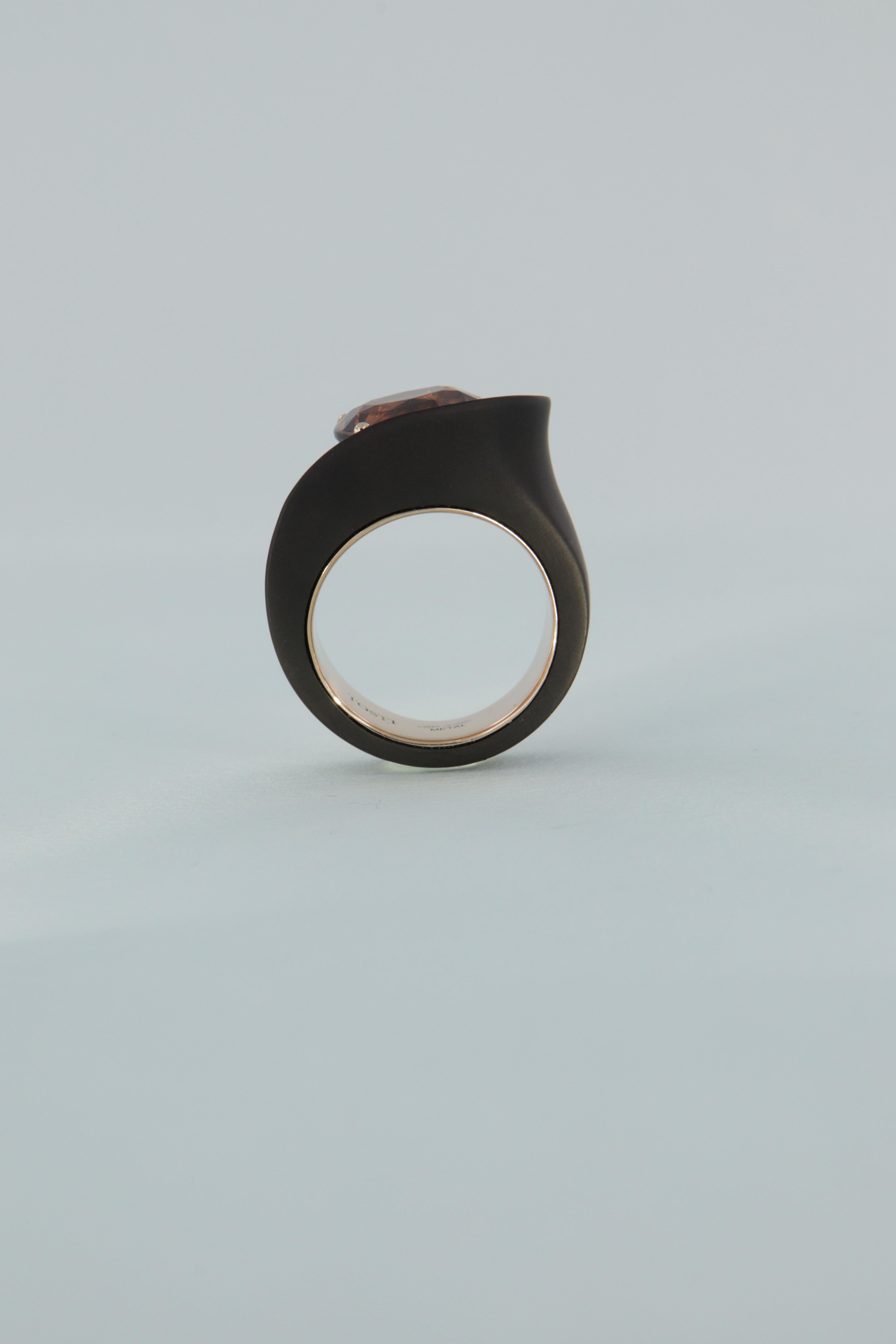 Oval Cut Tosti anello contemporaneo con zircone carati 7.14 in ferro e oro  For Sale