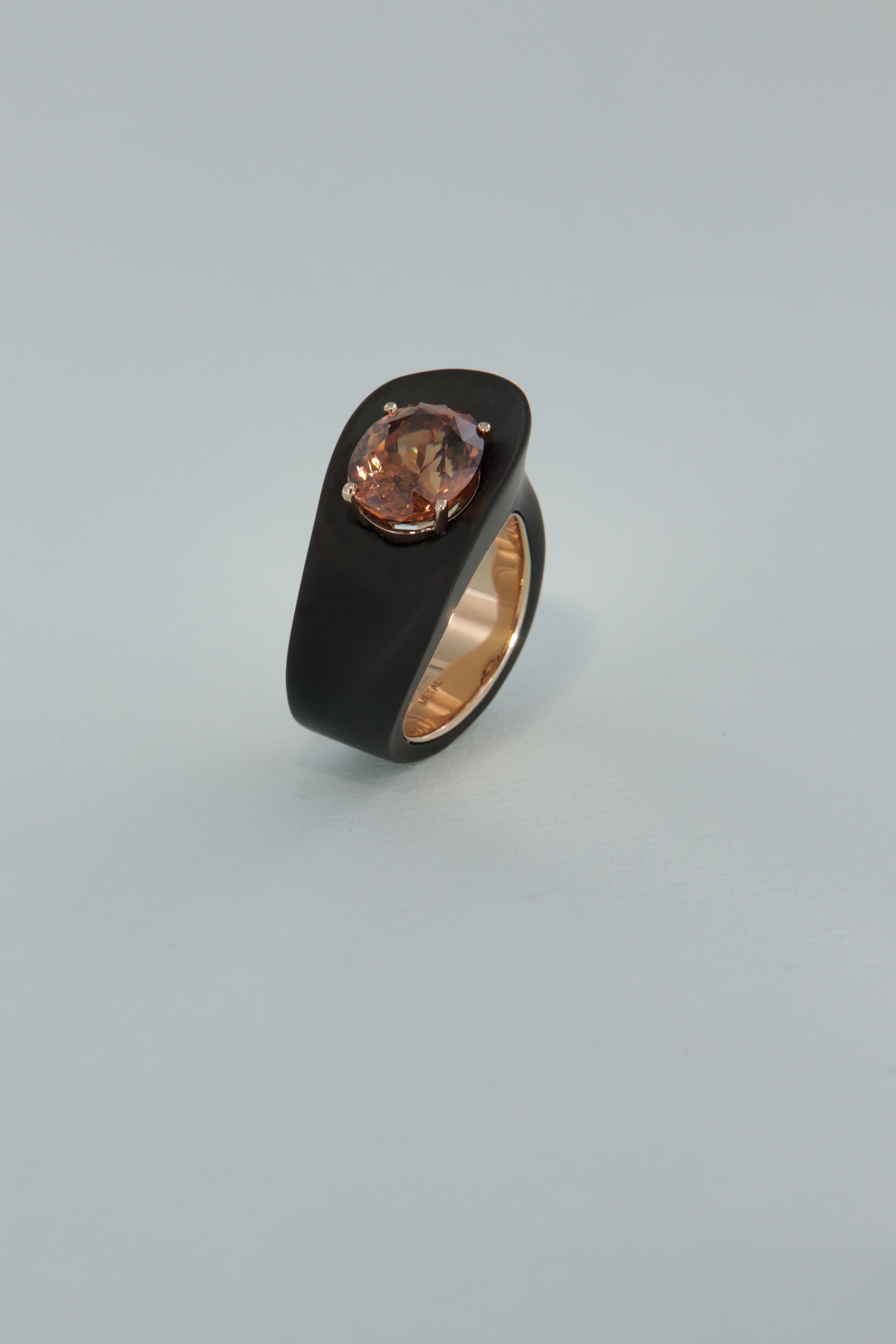 Tosti anello contemporaneo con zircone carati 7.14 in ferro e oro  In New Condition For Sale In Perugia, IT