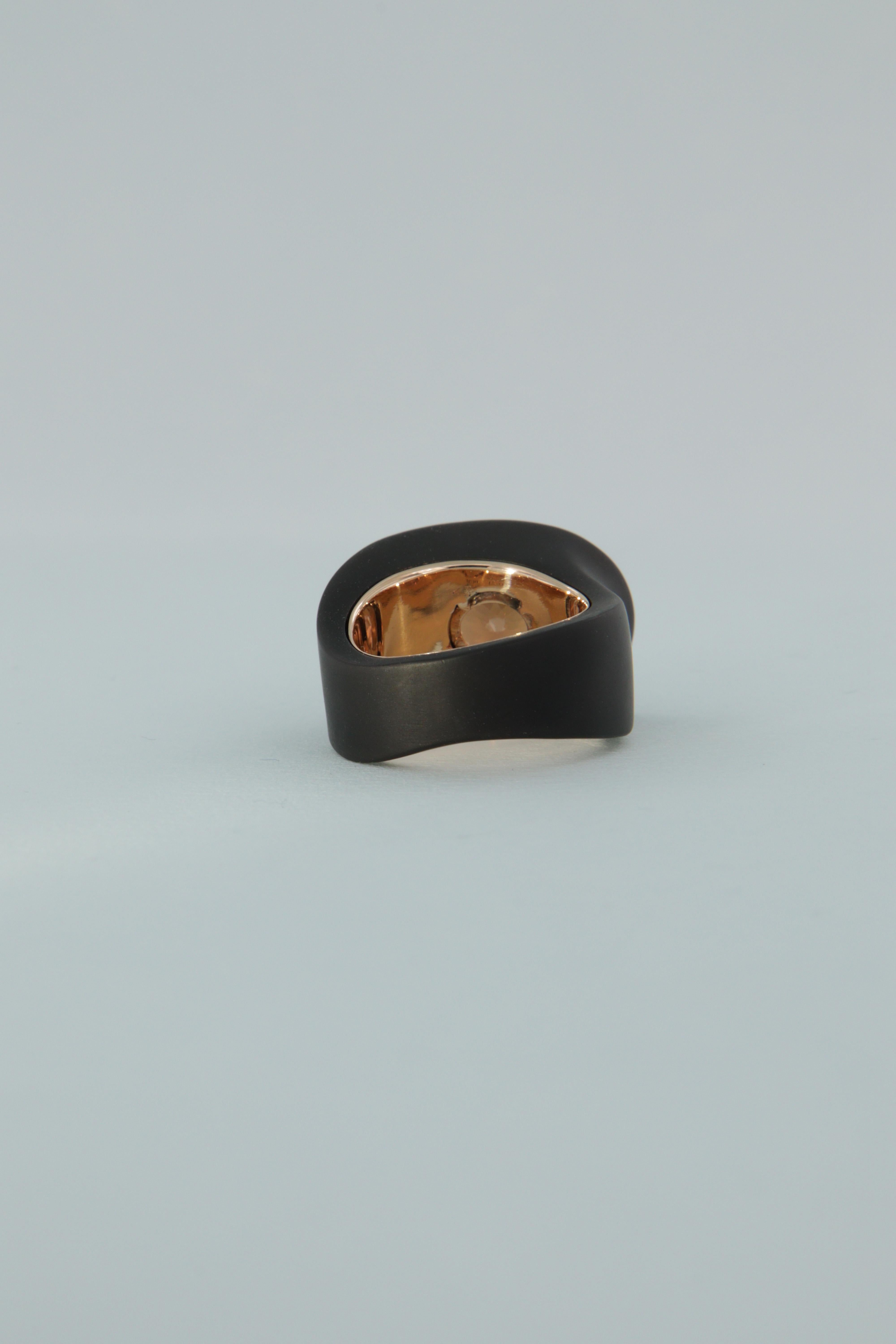 Women's or Men's Tosti anello contemporaneo con zircone carati 7.14 in ferro e oro  For Sale