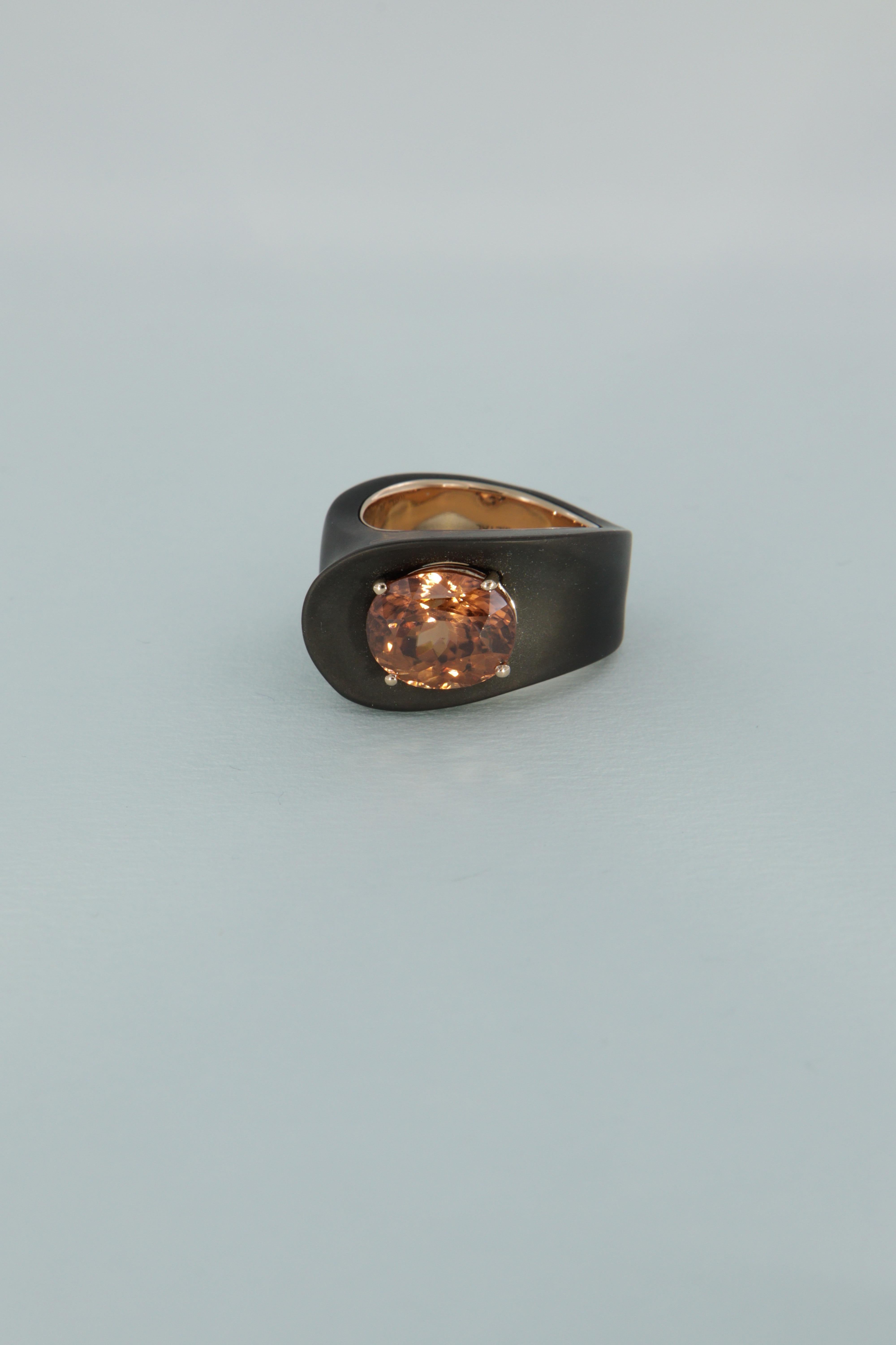 Tosti anello contemporaneo con zircone carati 7.14 in ferro e oro  For Sale 2