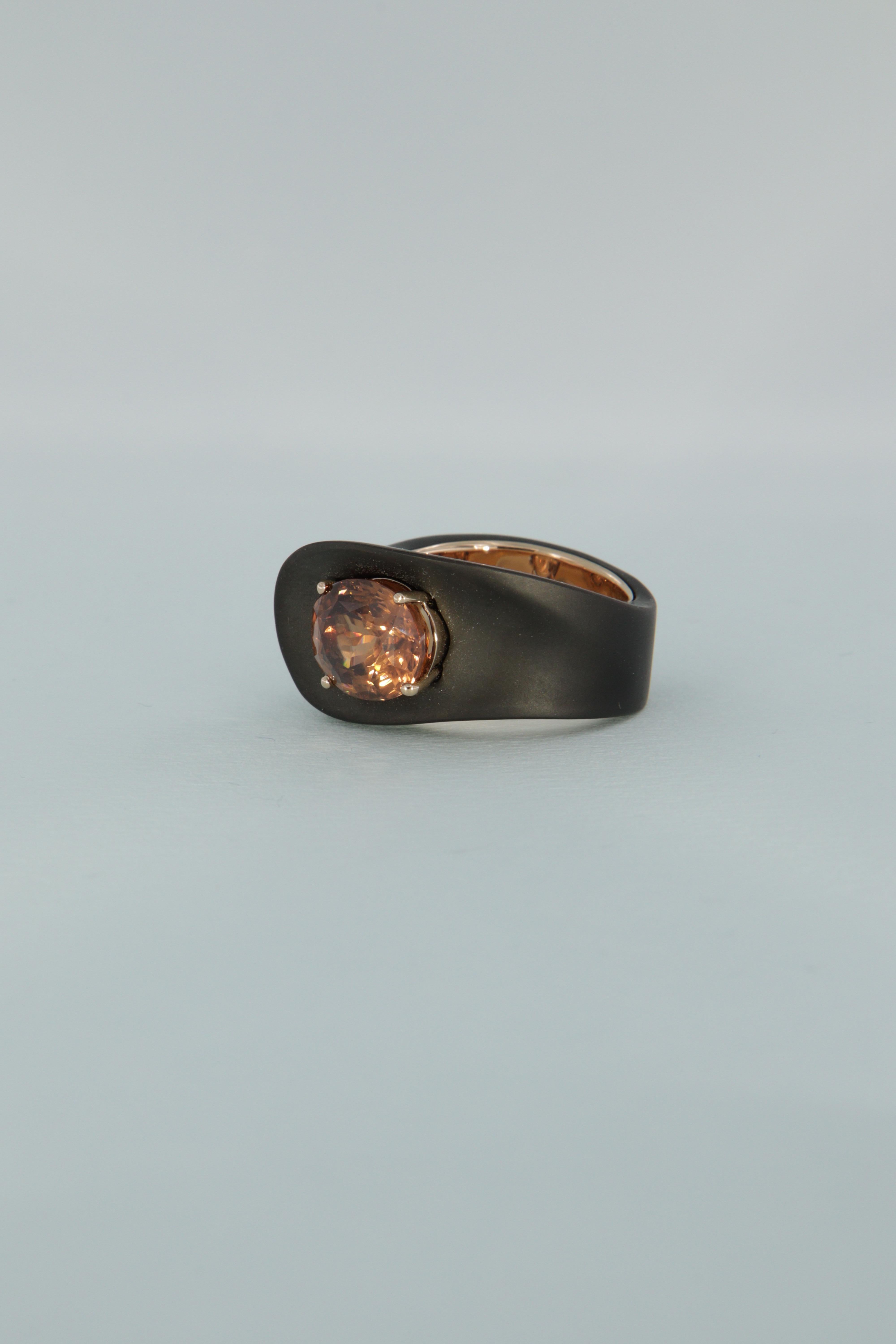 Tosti anello contemporaneo con zircone carati 7.14 in ferro e oro  For Sale 3