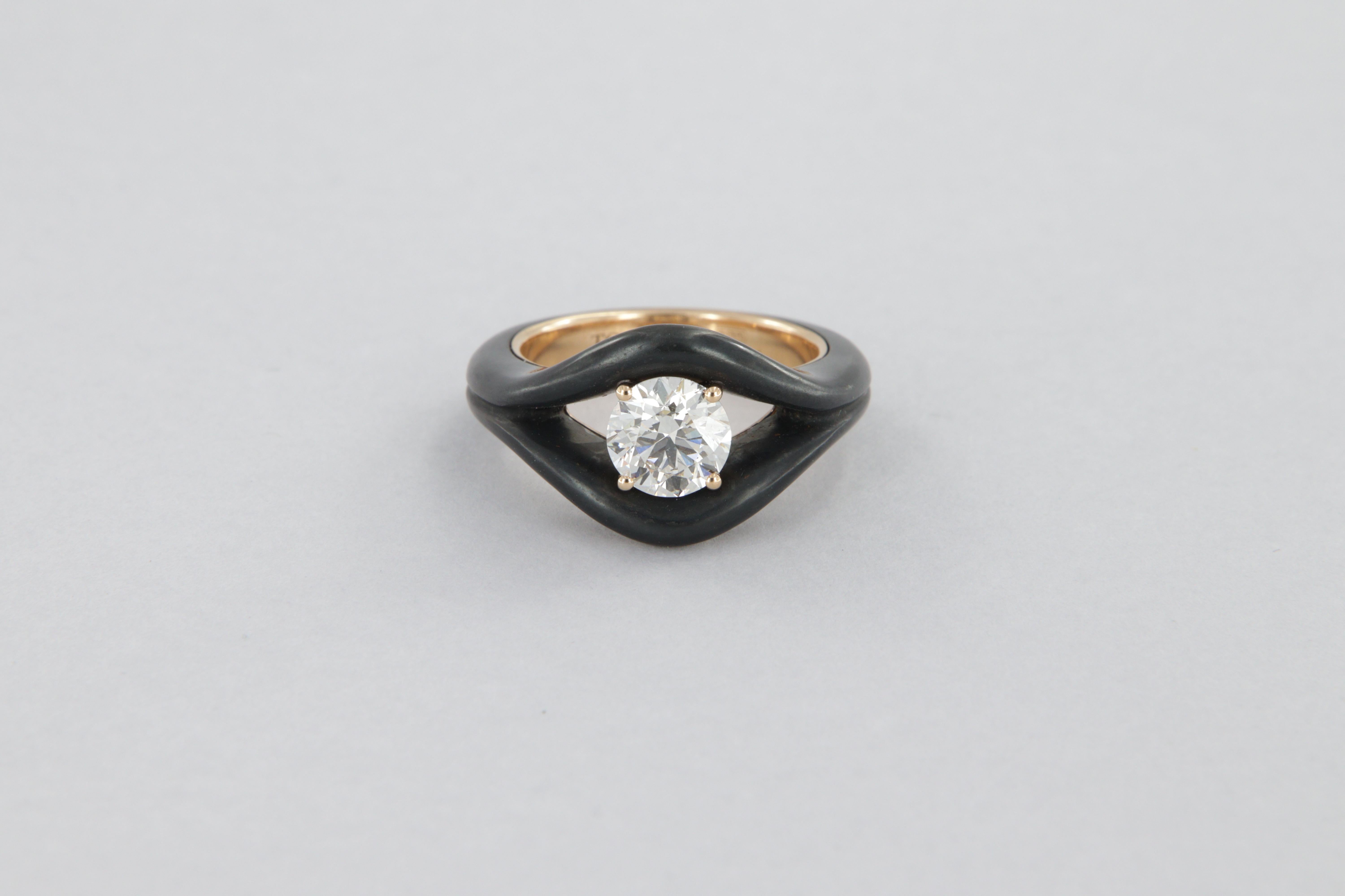 Bague en fer et or rose 18kt,  serti d'un diamant rond de taille brillant, pesant 1,25 carats, accompagné d'un certificat GIA de pureté VS2, de couleur J et de coupe triple excellente.

Il s'agit d'une pièce unique. 
La finition oxydée du fer n'est