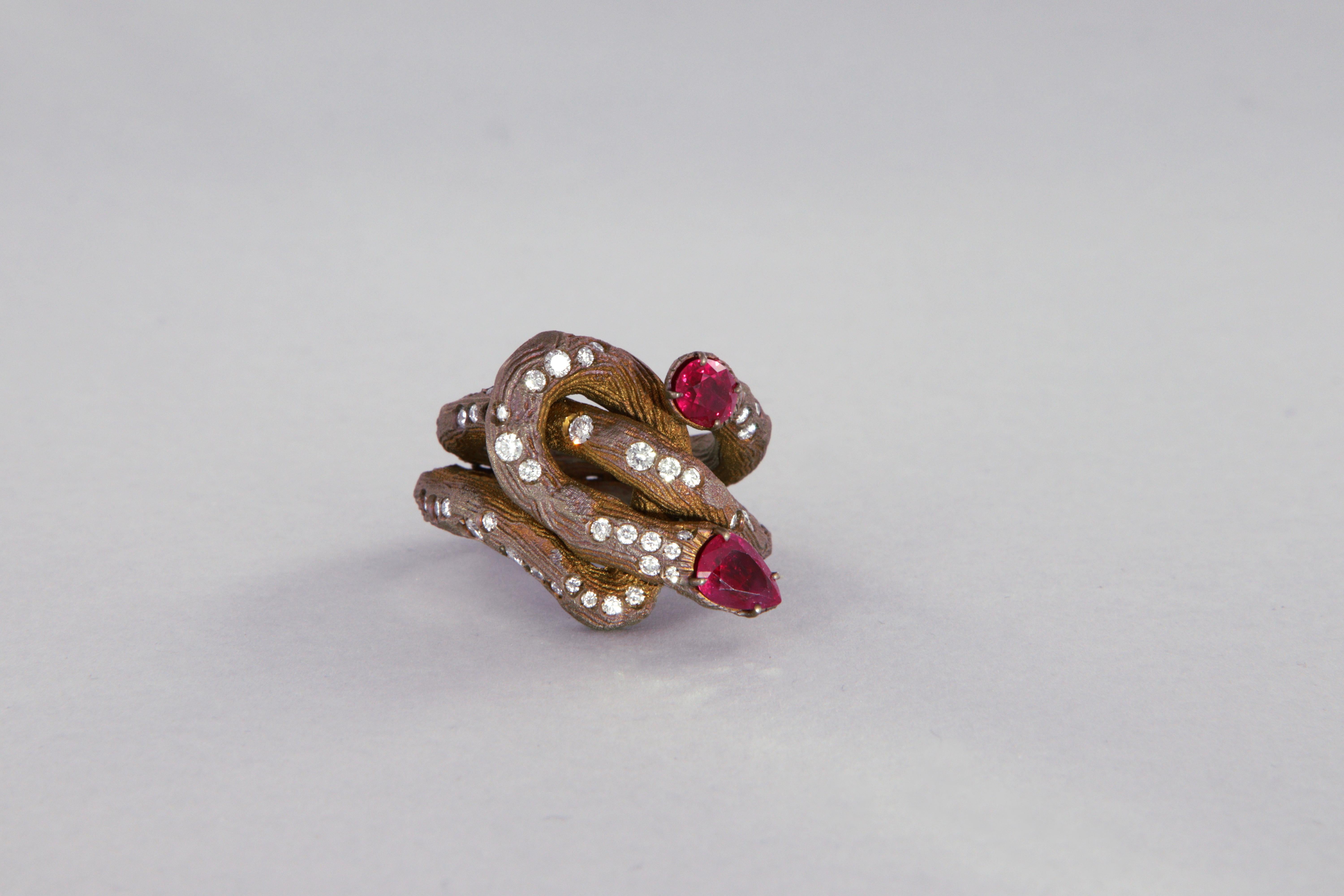 Tosti anello contemporaneo ein tralcio d'uva mit Diamanten und Rubinen aus Titan  (Zeitgenössisch) im Angebot