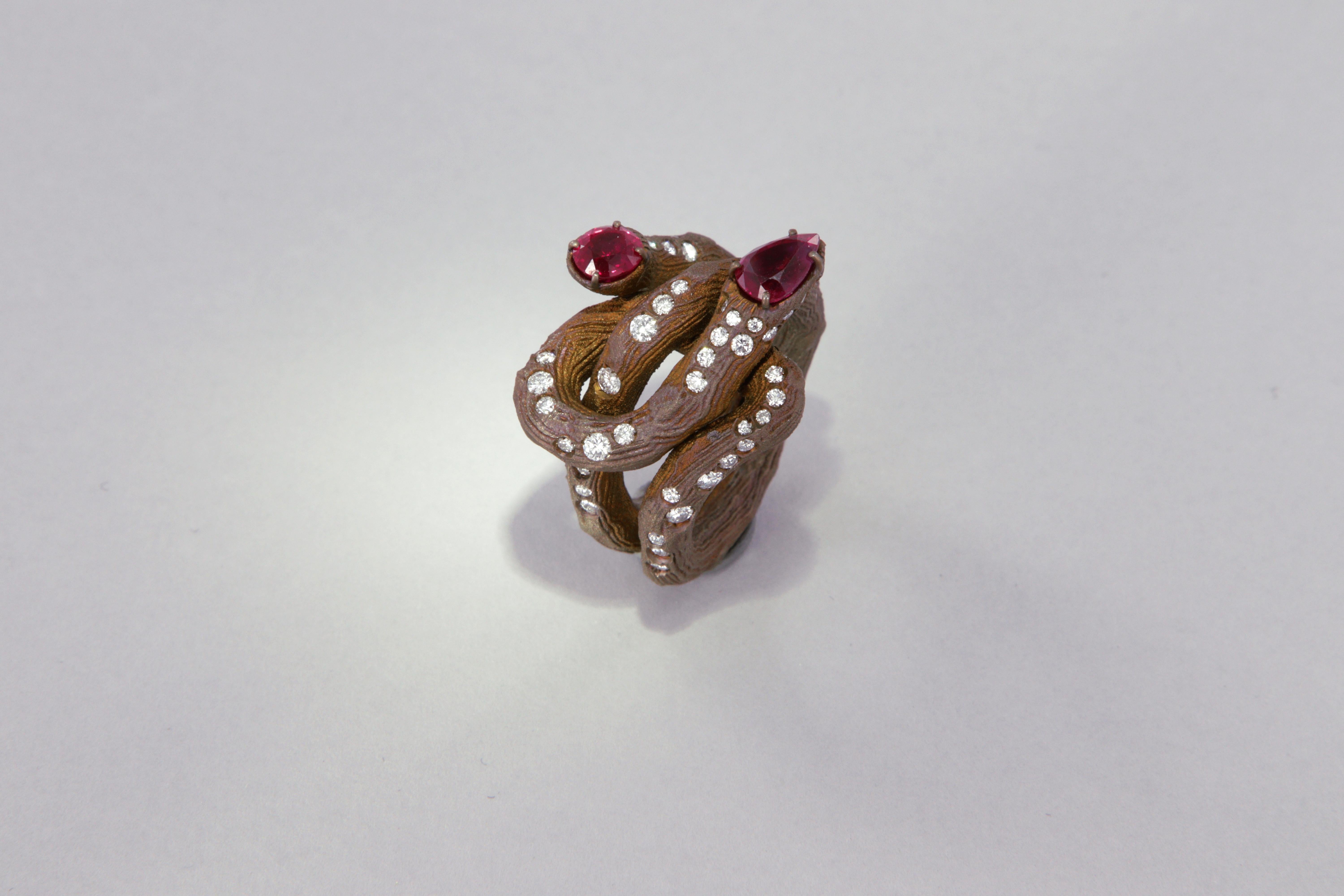 Tosti anello contemporaneo a tralcio d'uva con diamanti e rubini in titanio  In New Condition For Sale In Perugia, IT