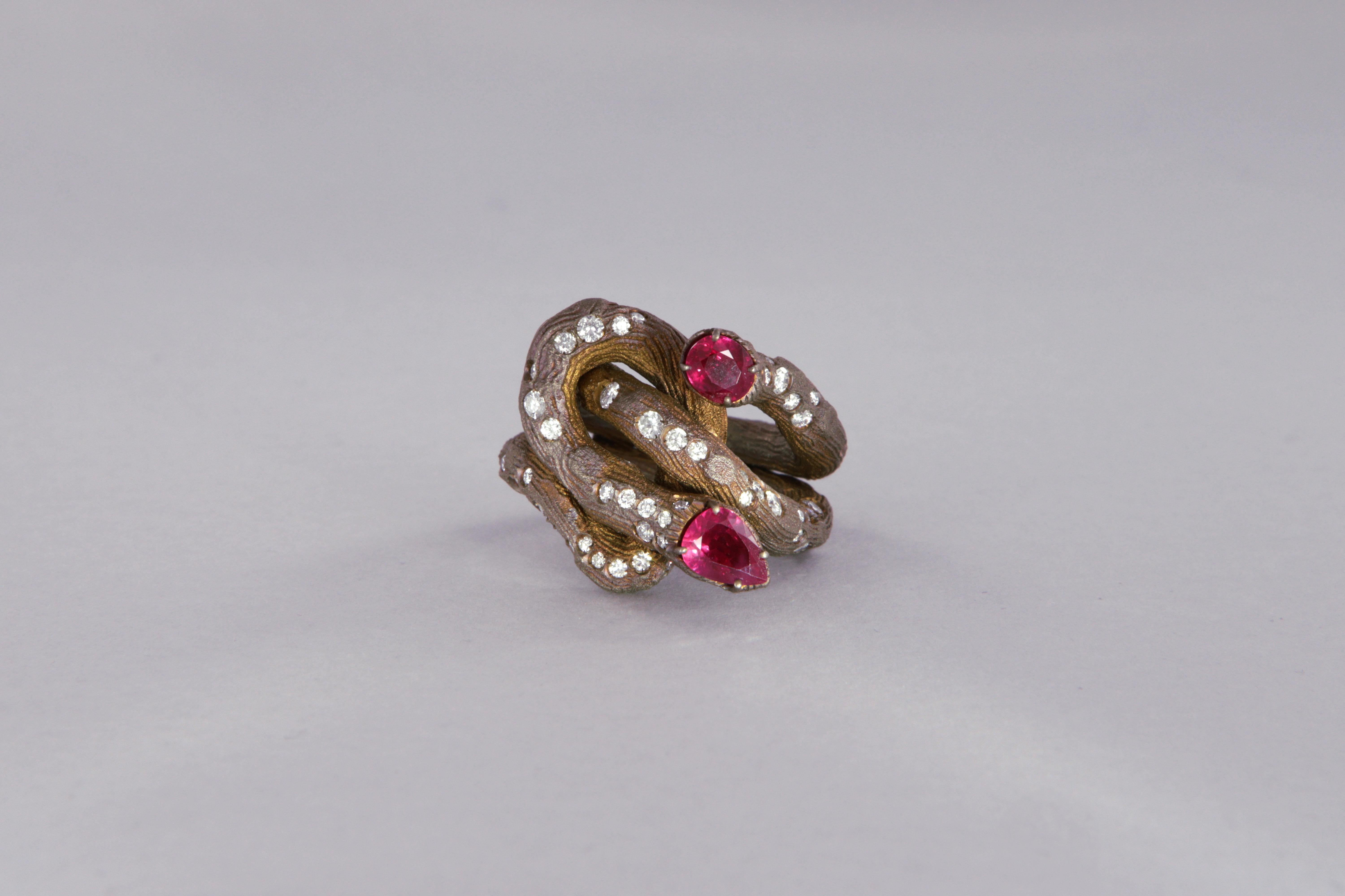 Tosti anello contemporaneo a tralcio d'uva con diamanti e rubini in titanio  For Sale 3