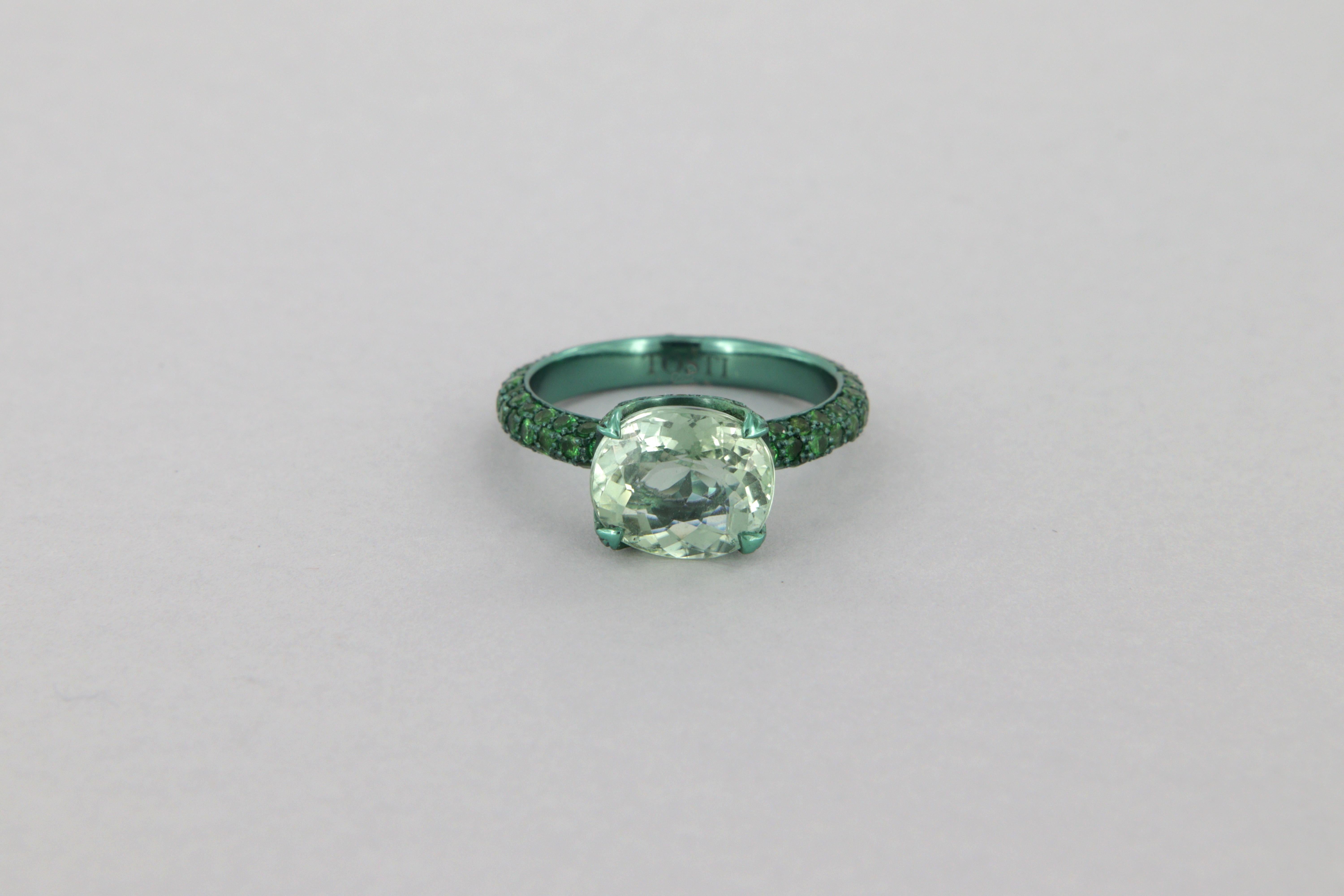 Contemporary Tosti anello con tsavoriti e tormalina verde carati 3.61 in titanio