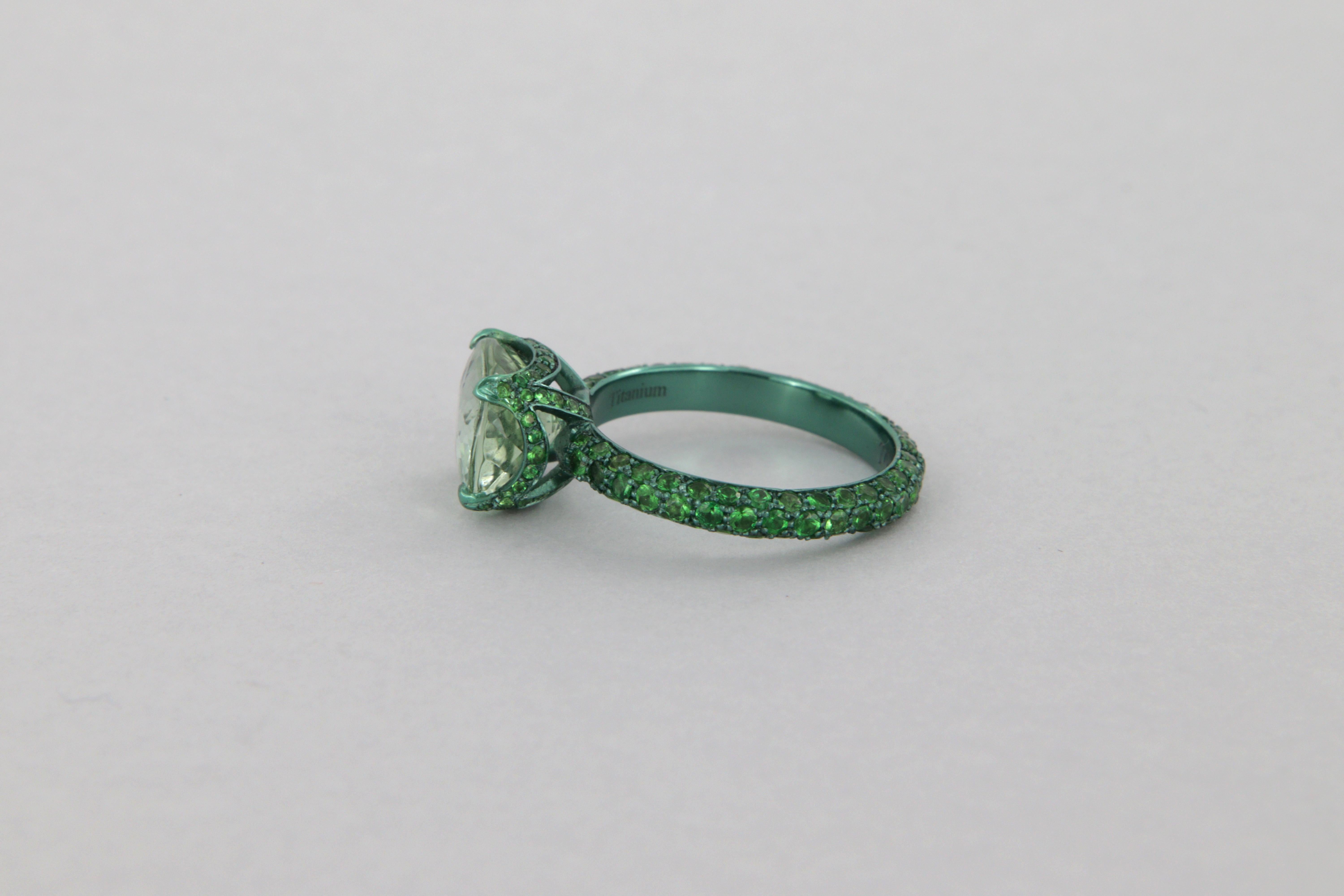 Tosti anello con tsavoriti e tormalina verde carati 3.61 in titanio In New Condition In Perugia, IT