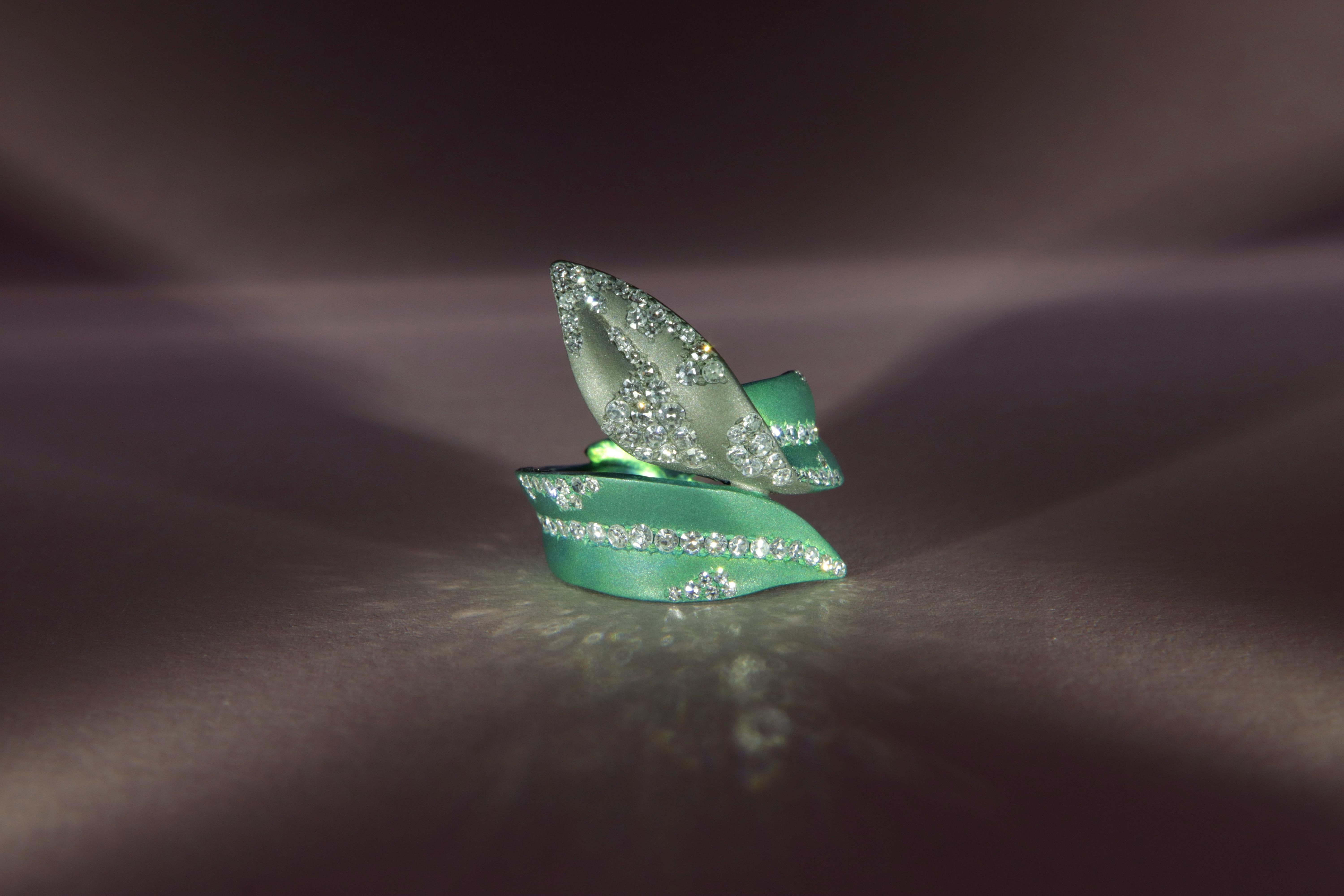 Single Cut Tosti anello contemporaneo a foglia d'olivo con diamanti in titanio For Sale