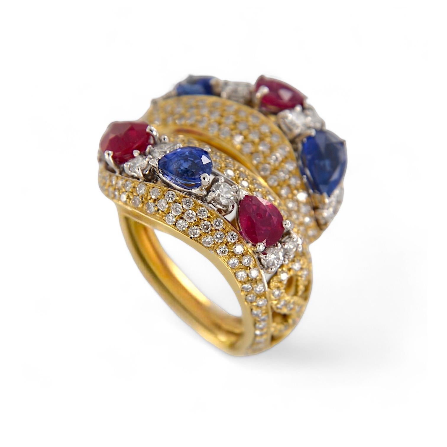 Bague Contrarié en or jaune 18kt avec rubis, saphirs et diamants, faite à la main en vente 3