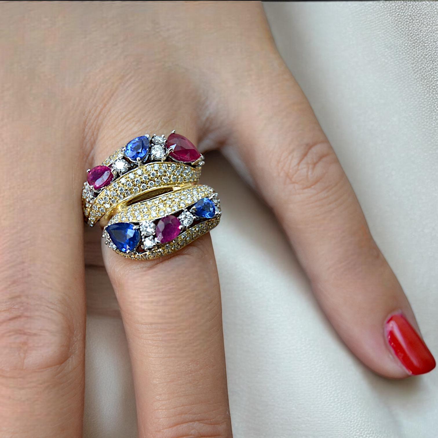 Bague Contrarié en or jaune 18kt avec rubis, saphirs et diamants, faite à la main en vente 4