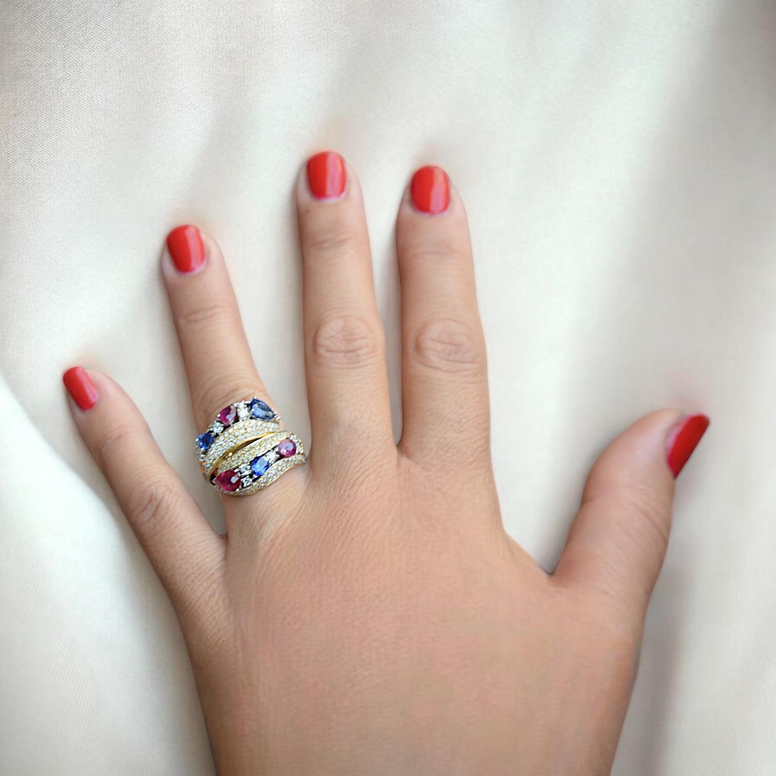 Bague Contrarié en or jaune 18kt avec rubis, saphirs et diamants, faite à la main en vente 5