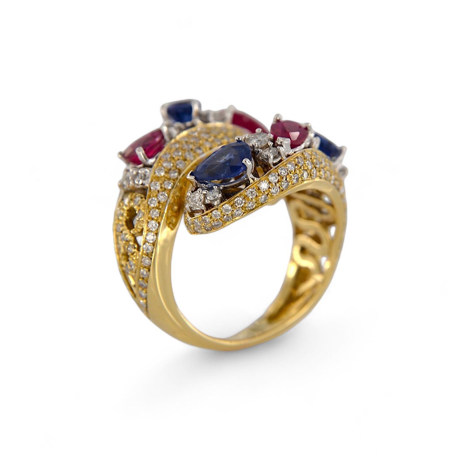 Artisan Bague Contrarié en or jaune 18kt avec rubis, saphirs et diamants, faite à la main en vente